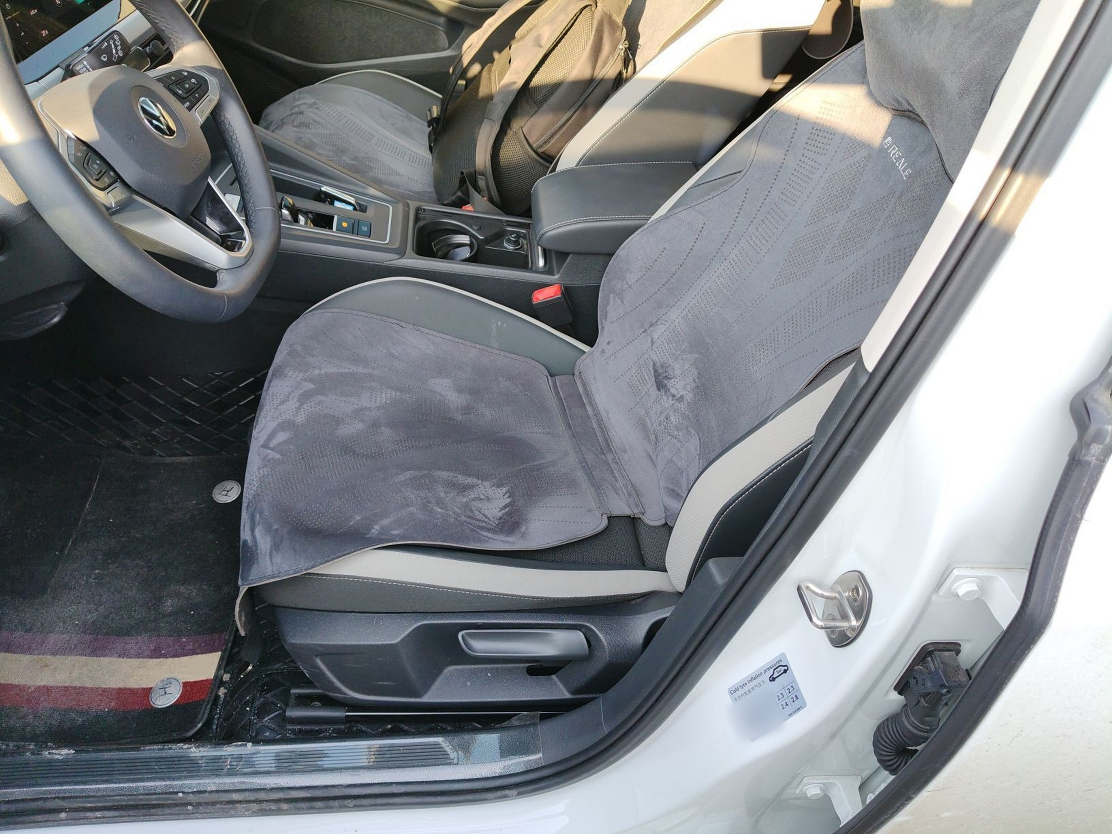 المقاعد الأمامية داخل السيارة