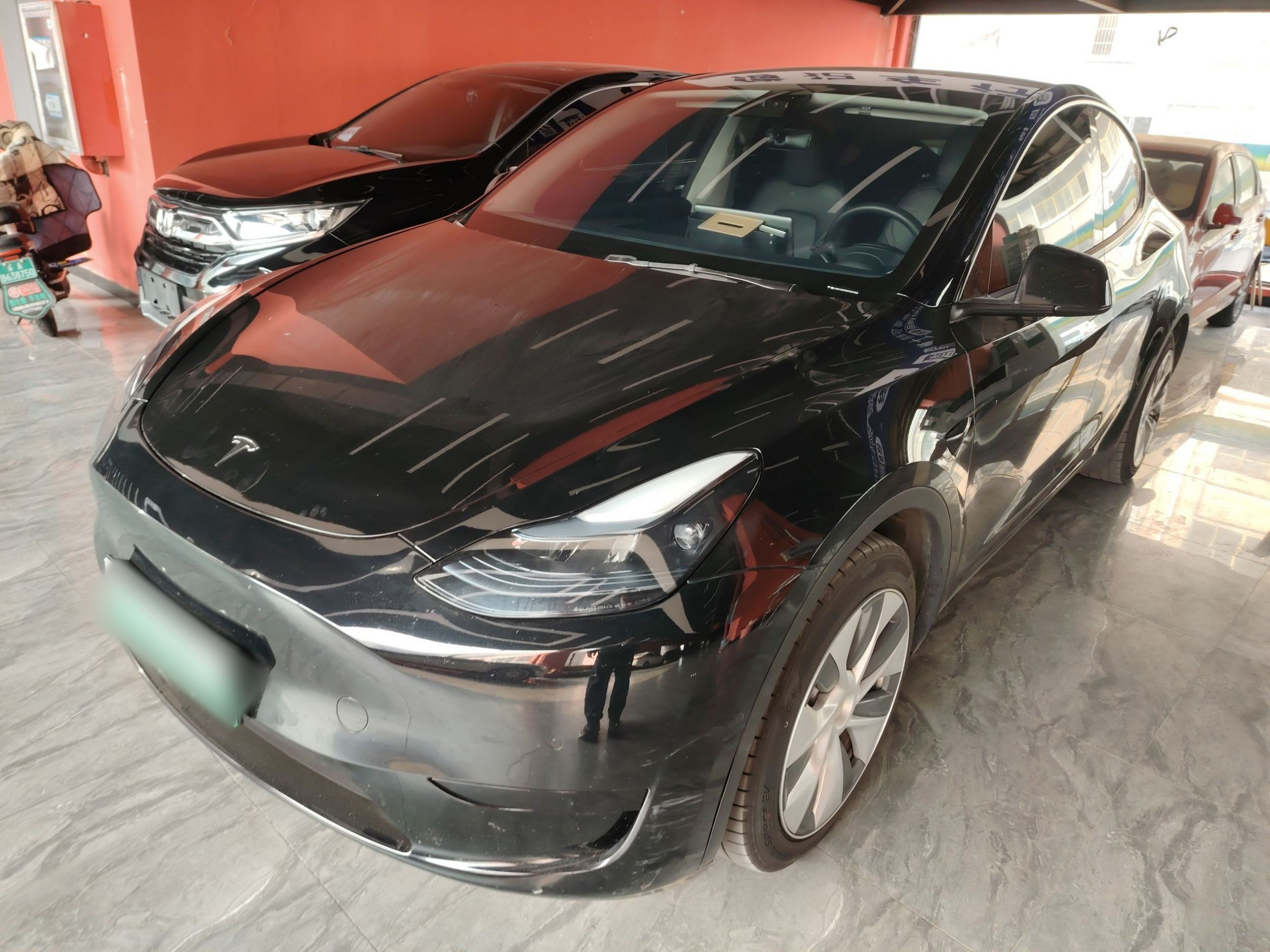 تحت مقدمة السيارة