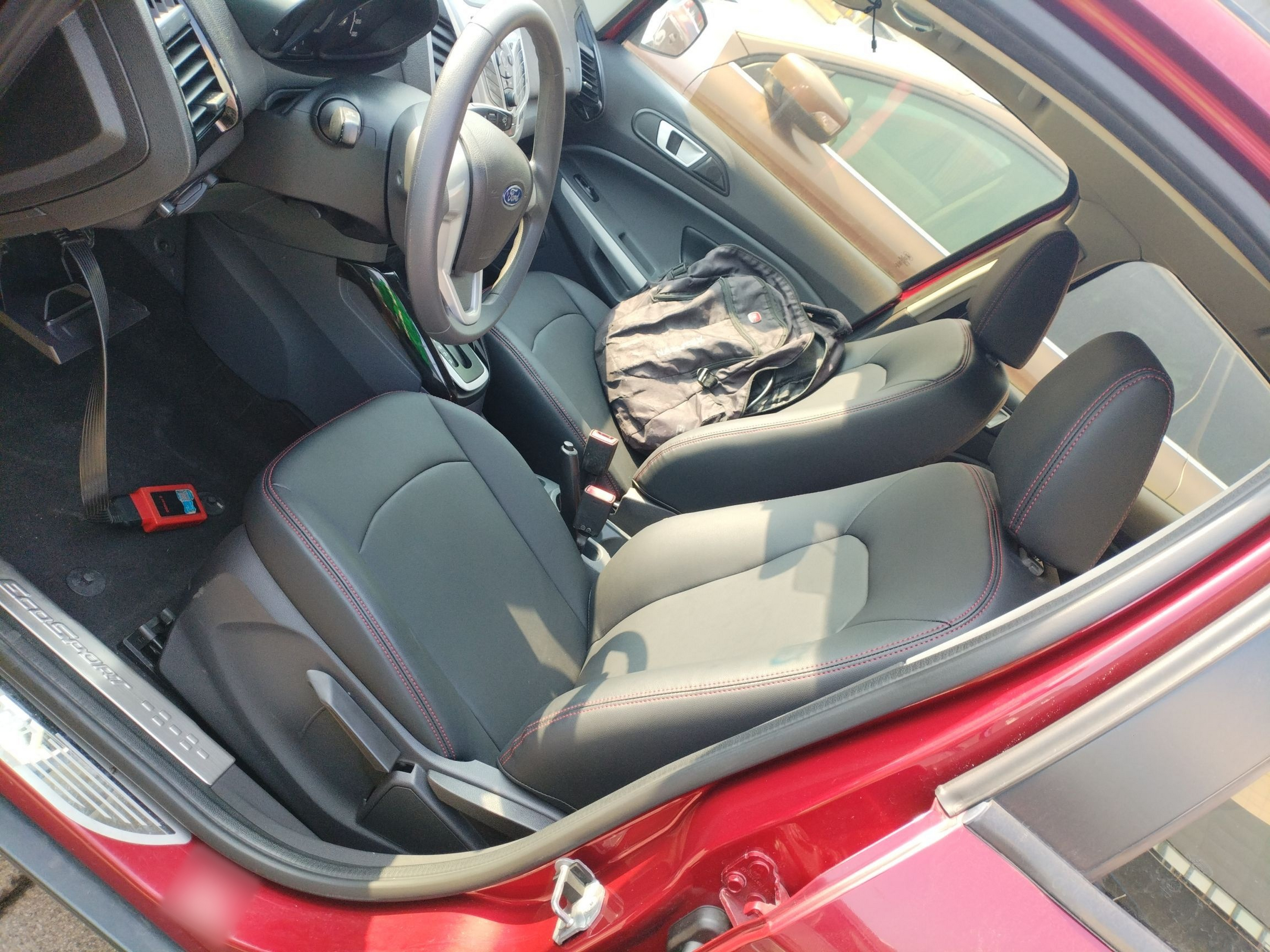 Переднее сиденье в автомобиле