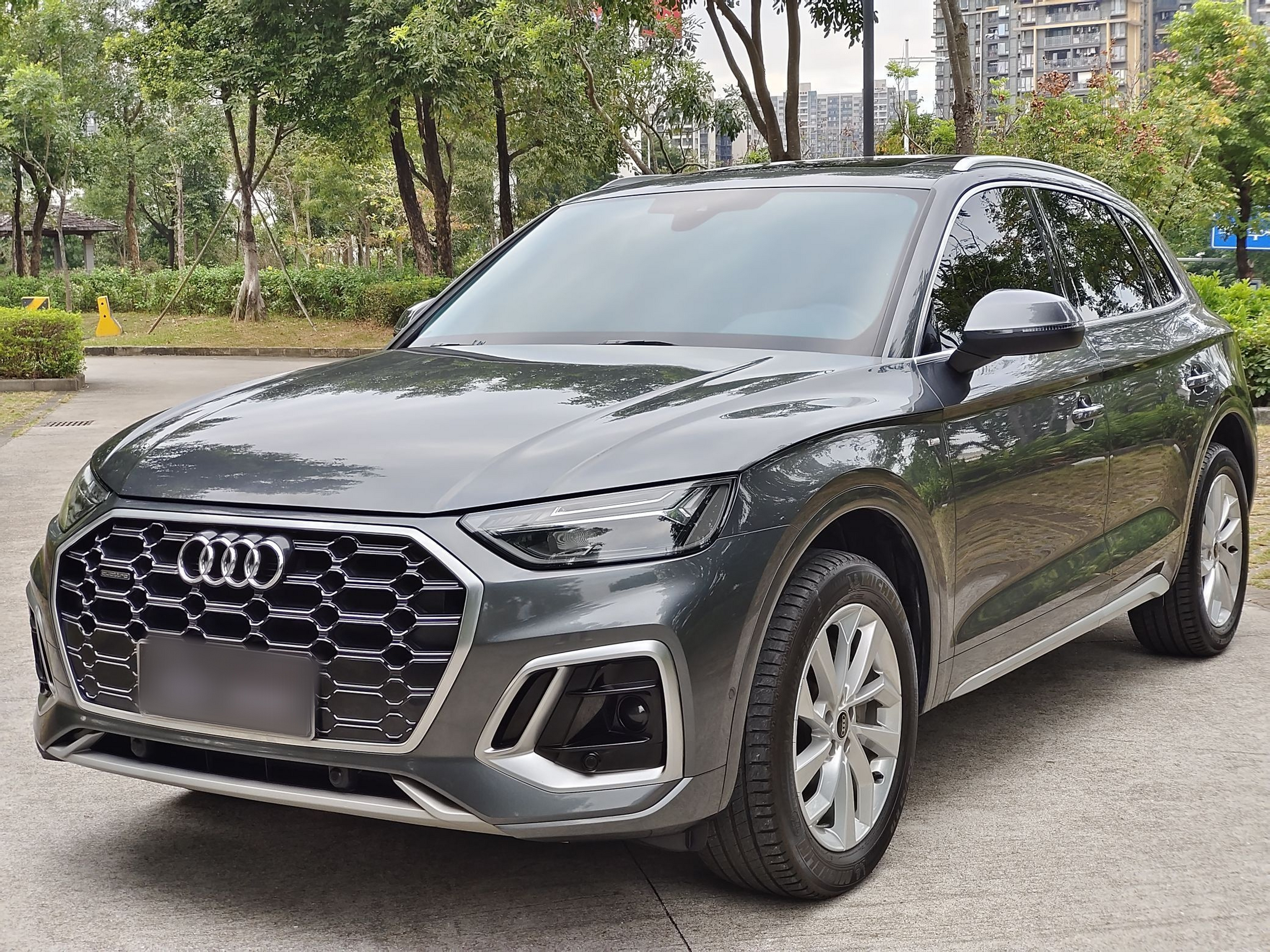 Под передней частью автомобиля