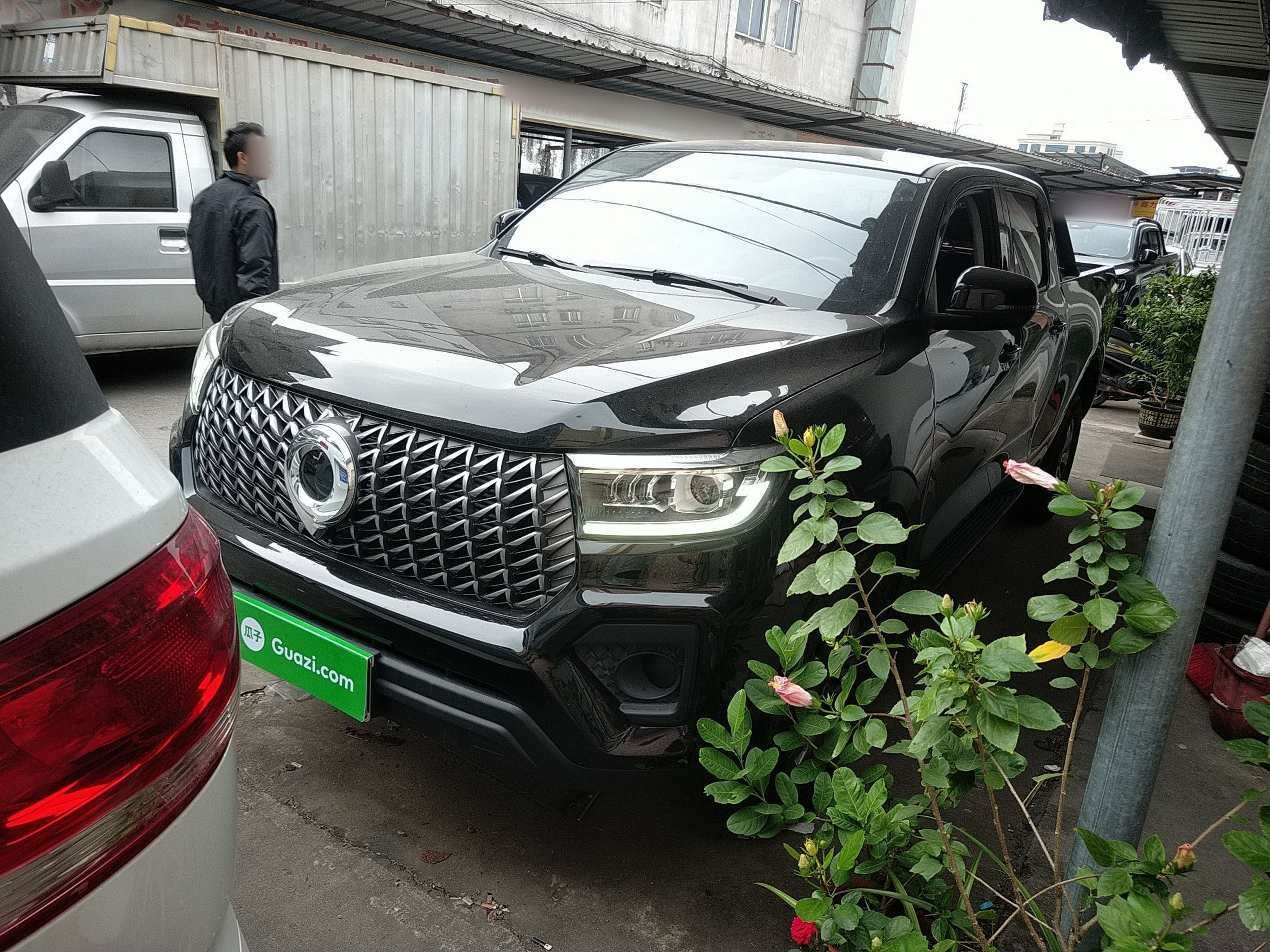 Под передней частью автомобиля