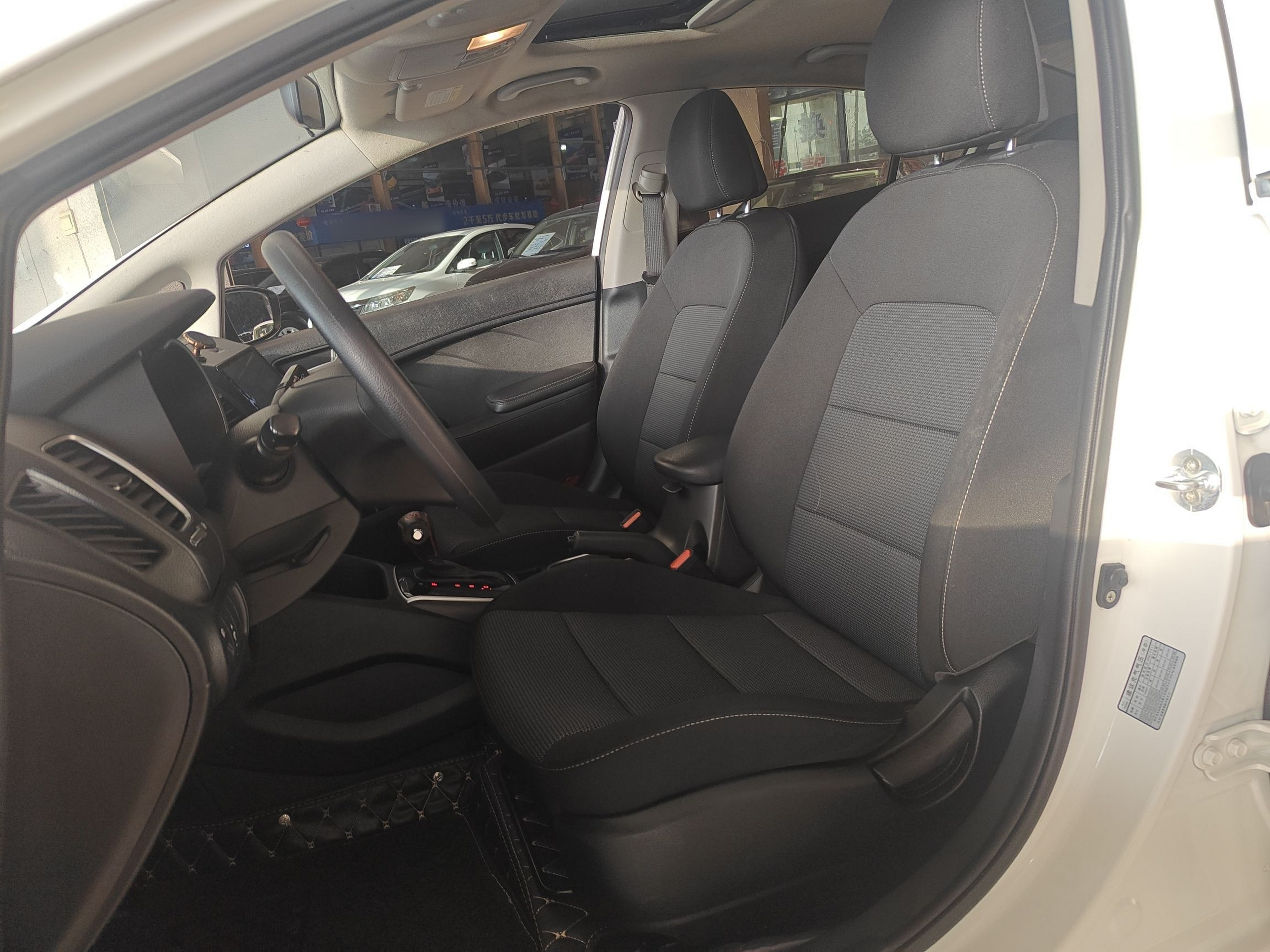 Переднее сиденье в автомобиле