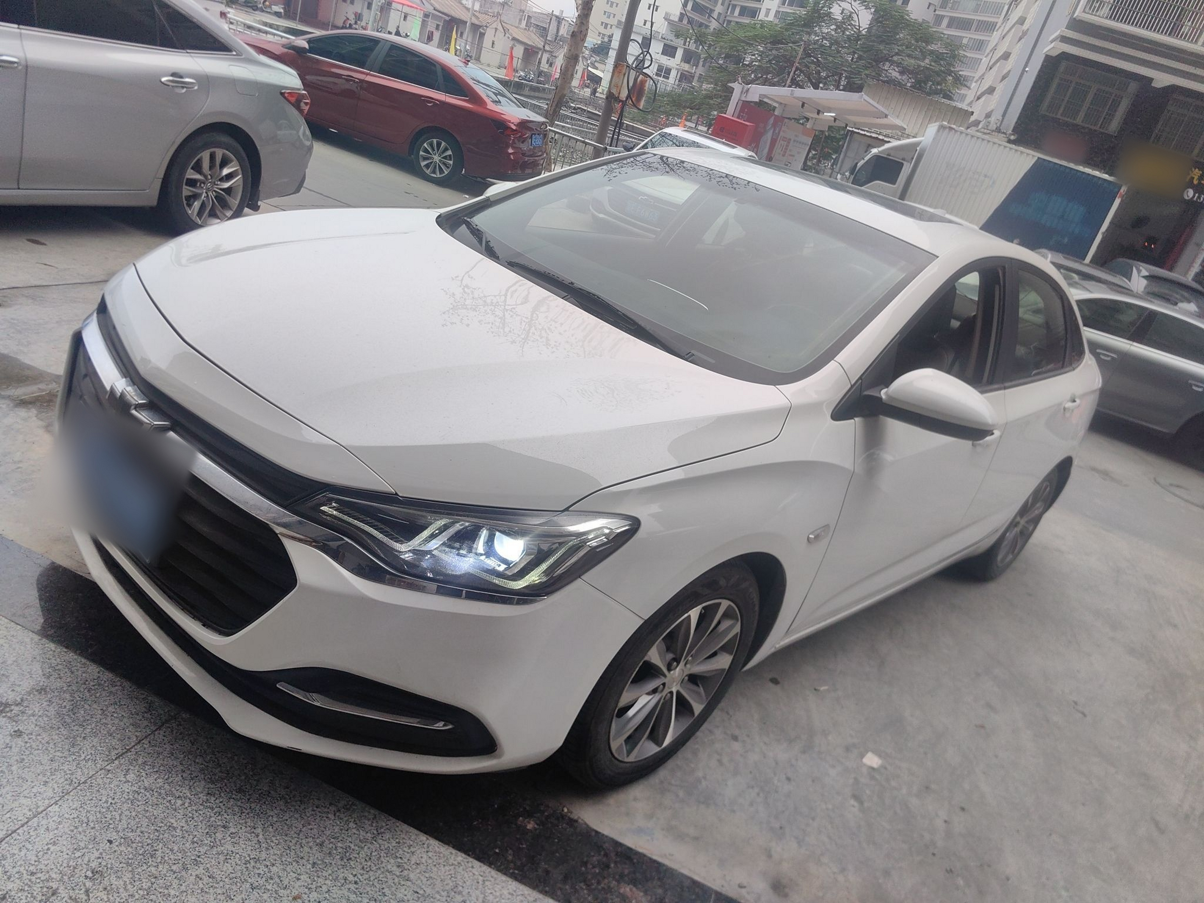 تحت مقدمة السيارة