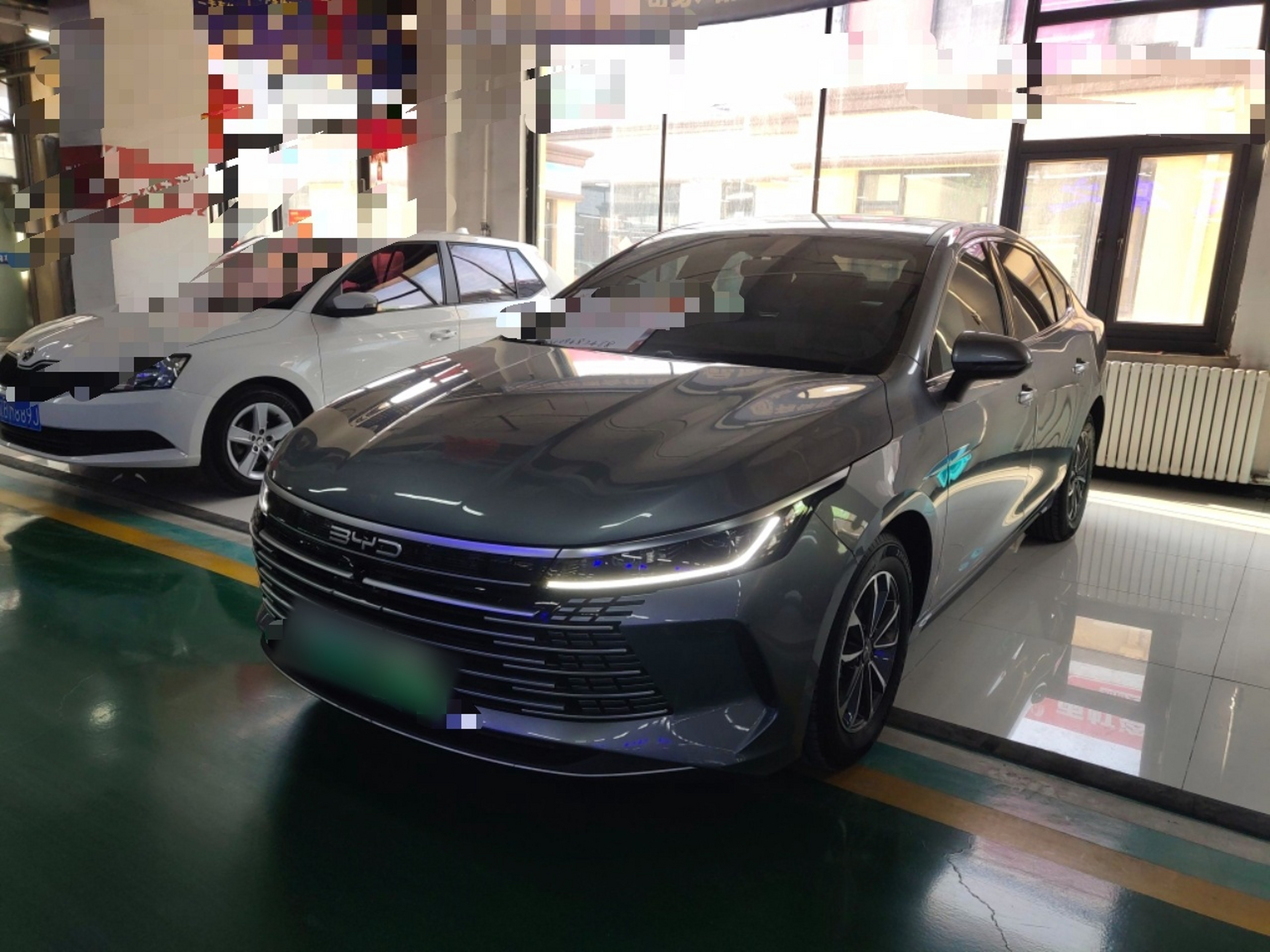 تحت مقدمة السيارة