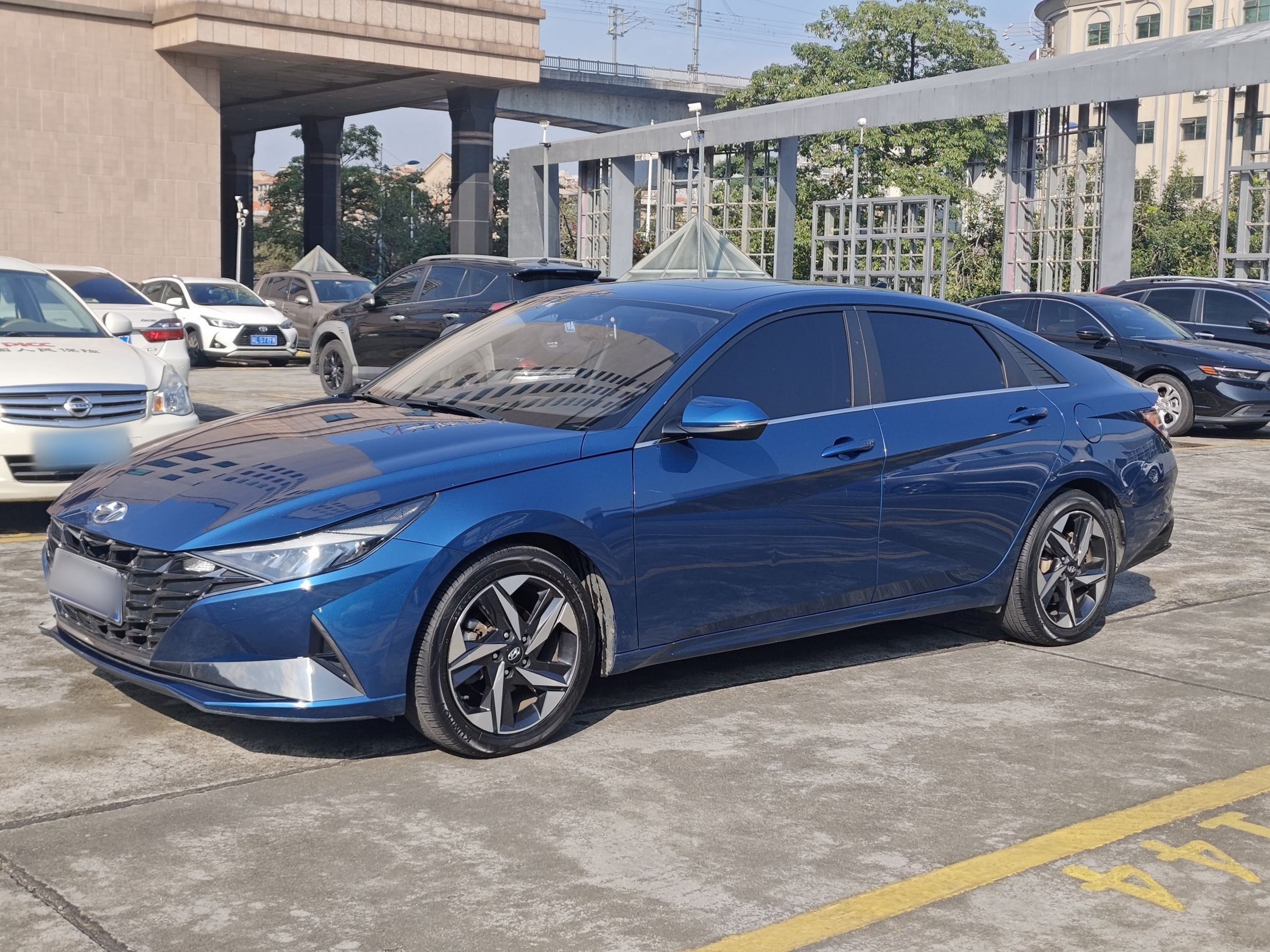 Под передней частью автомобиля