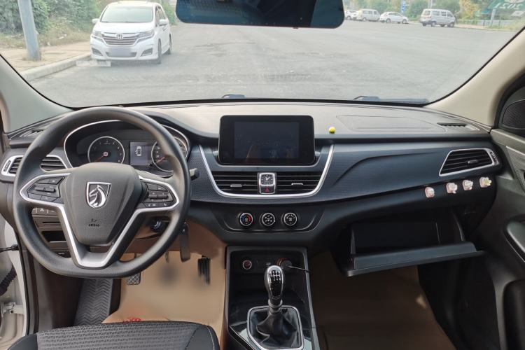 Used Baojun 730 2019 1.5L Manual Fashion Model 7-seater National V
