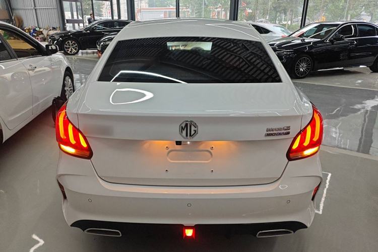 Used MG 5 2022 180 DVVT CVT Youth Luxury Edition
