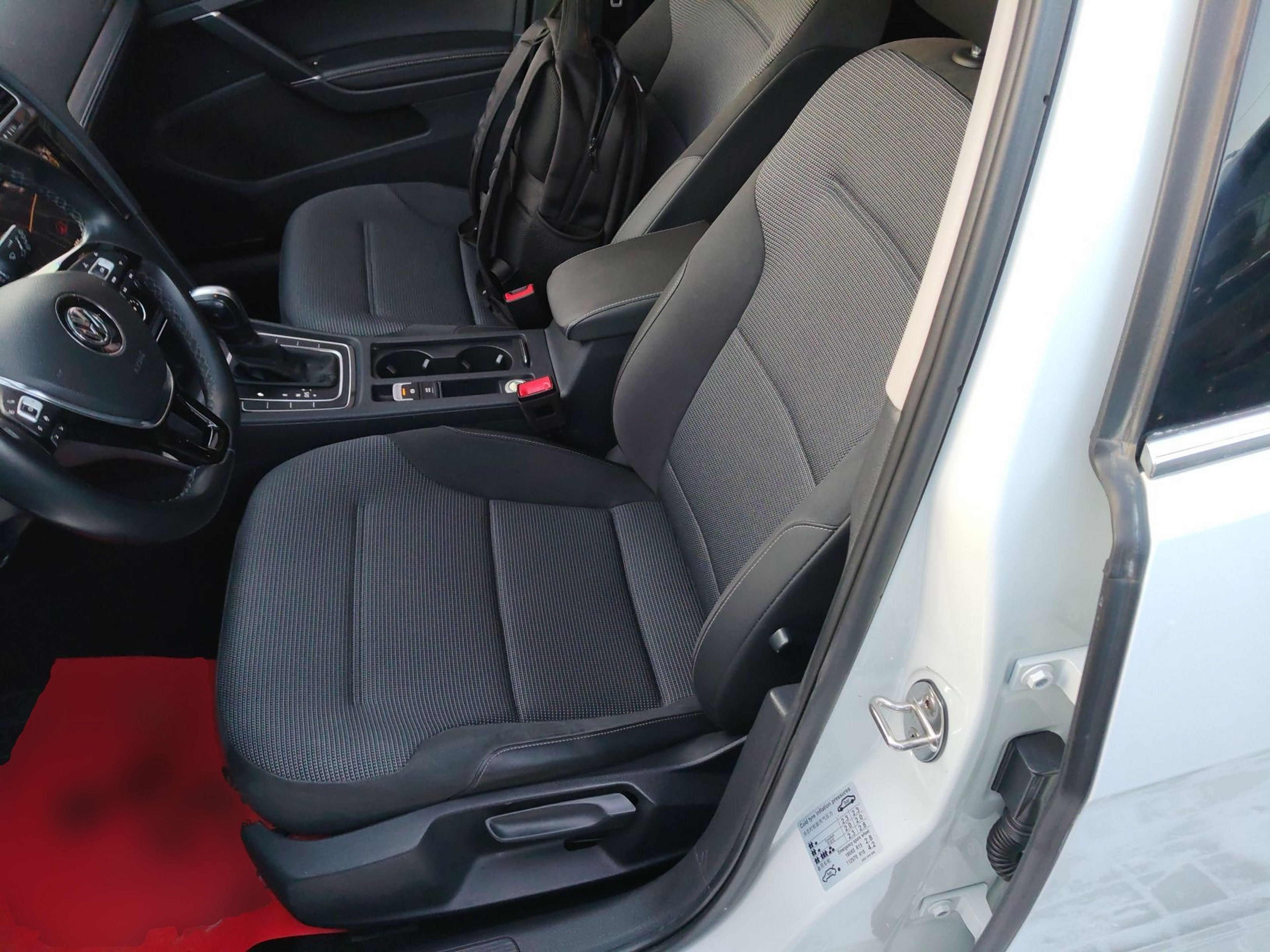 المقاعد الأمامية داخل السيارة