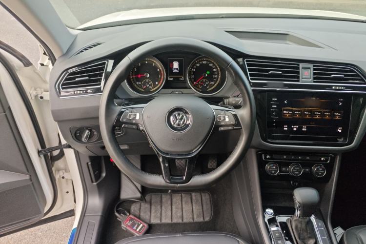 Used Volkswagen Tiguan L 2020 330TSI Automatic Two-Wheel Drive Panoramic Comfort Edition China VI Standard

