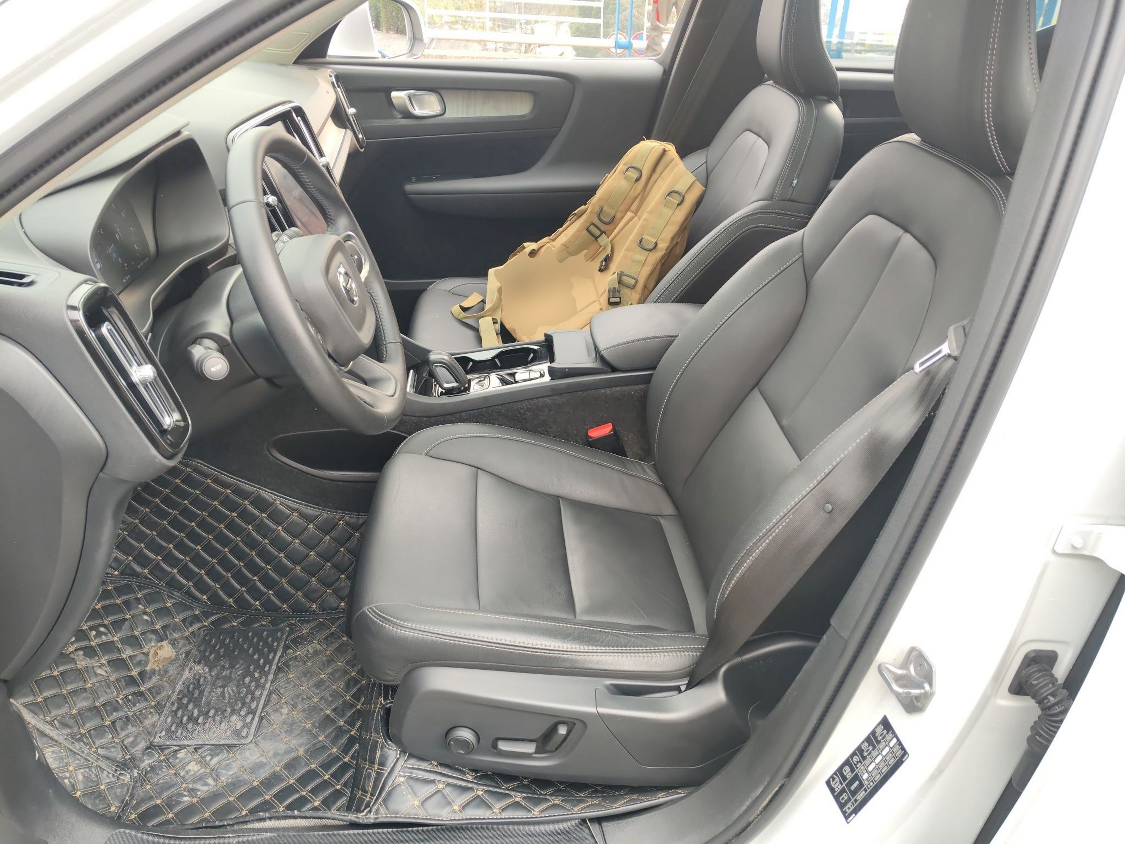 Переднее сиденье в автомобиле