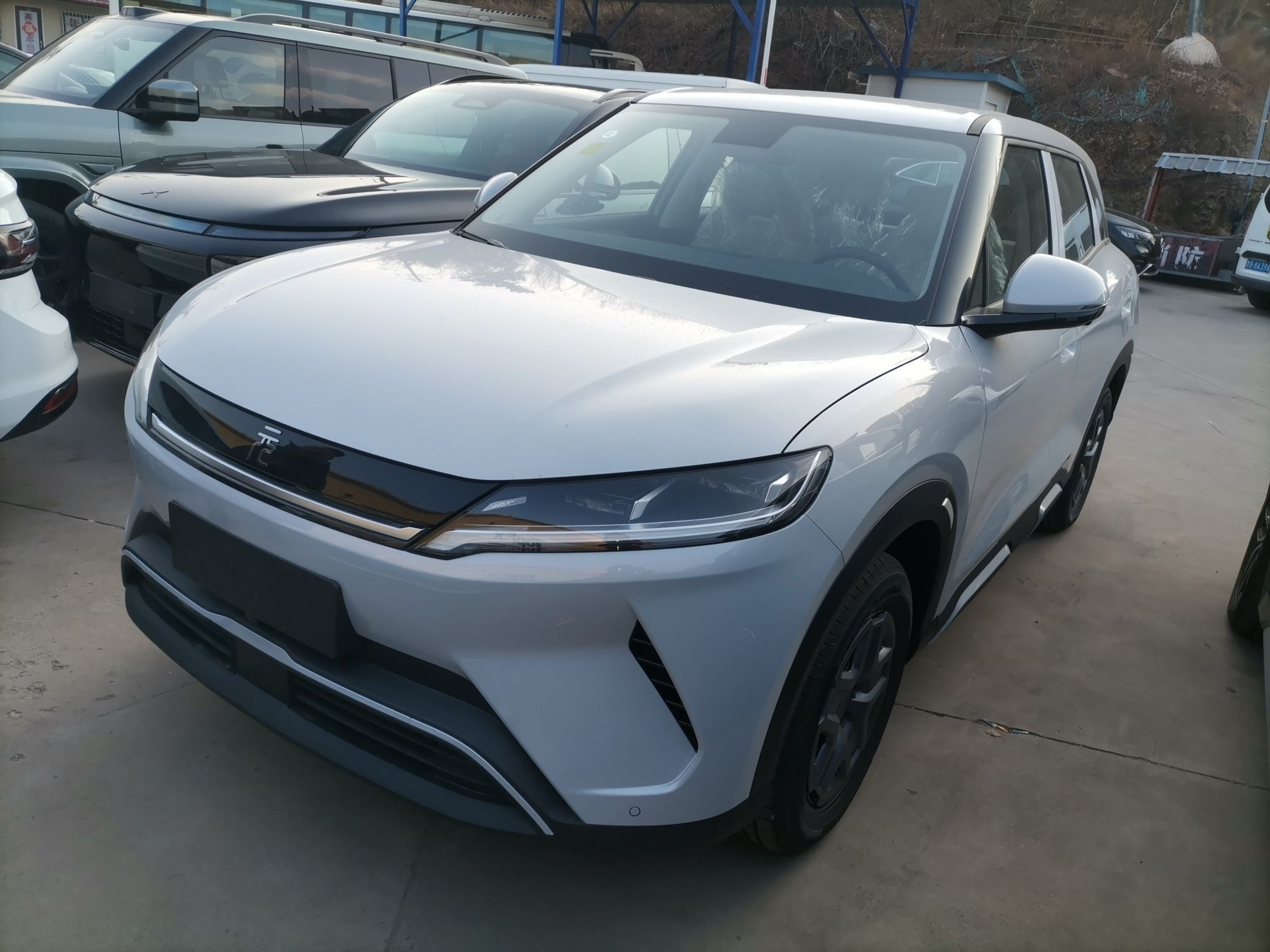 Под передней частью автомобиля