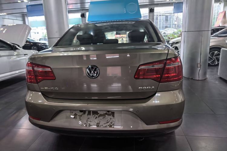 Used Volkswagen Bora 2015 Value Edition 1.6L Automatic Comfort Version
