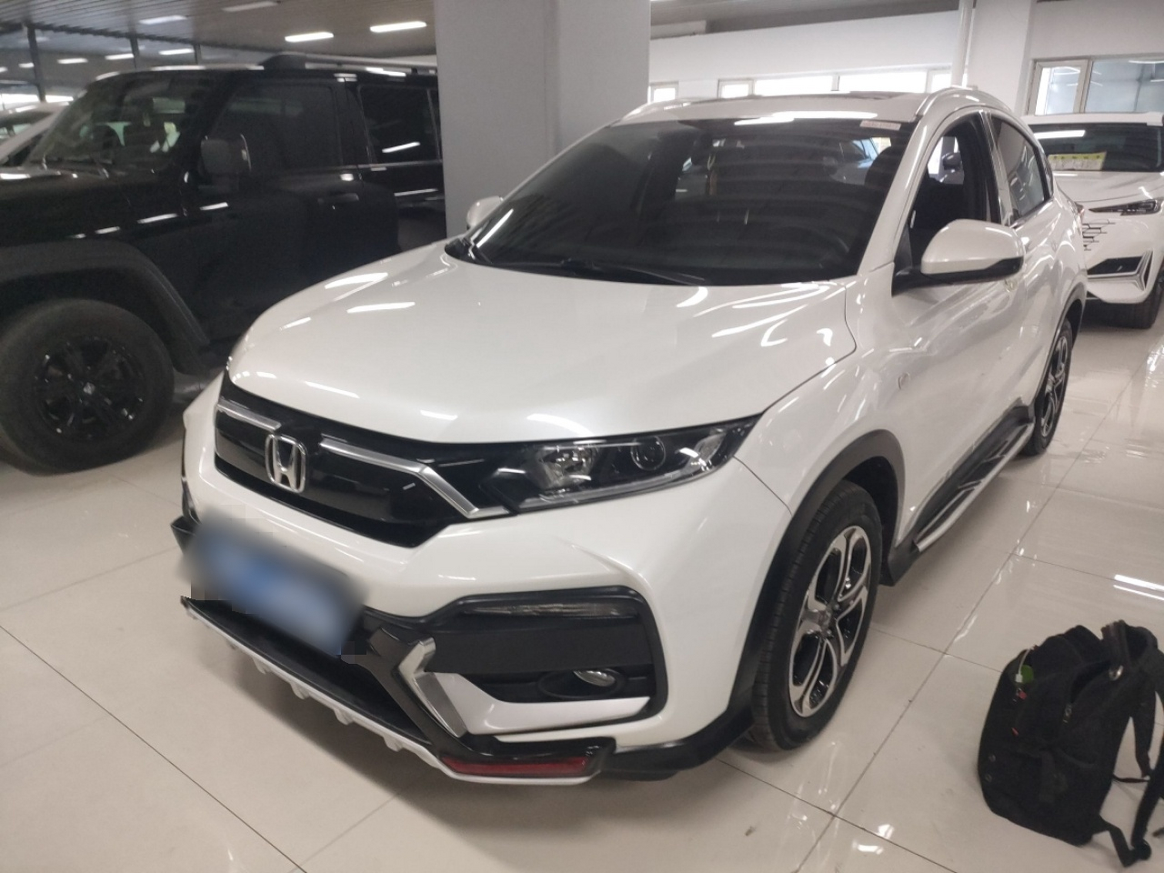 Под передней частью автомобиля