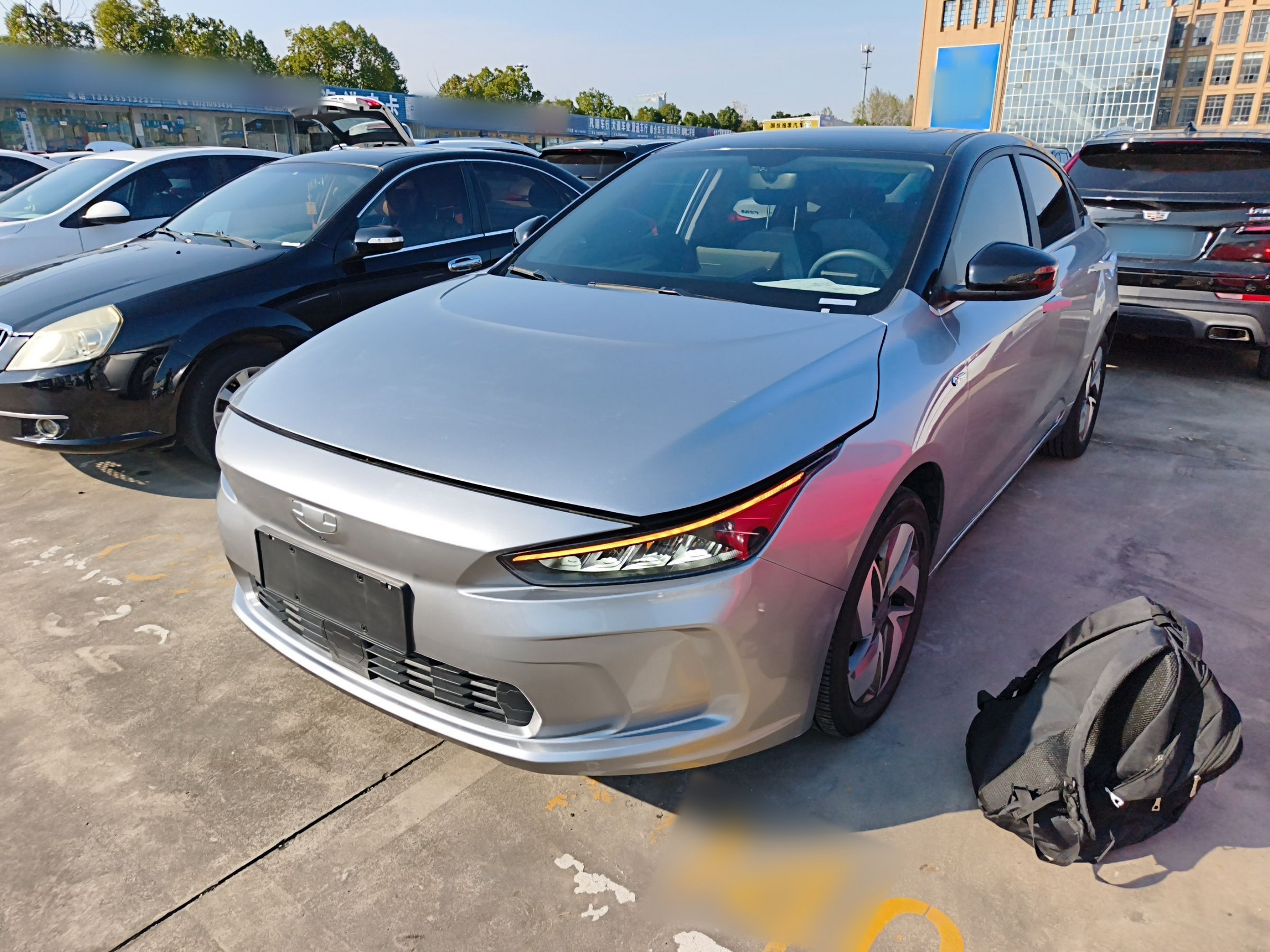 Под передней частью автомобиля