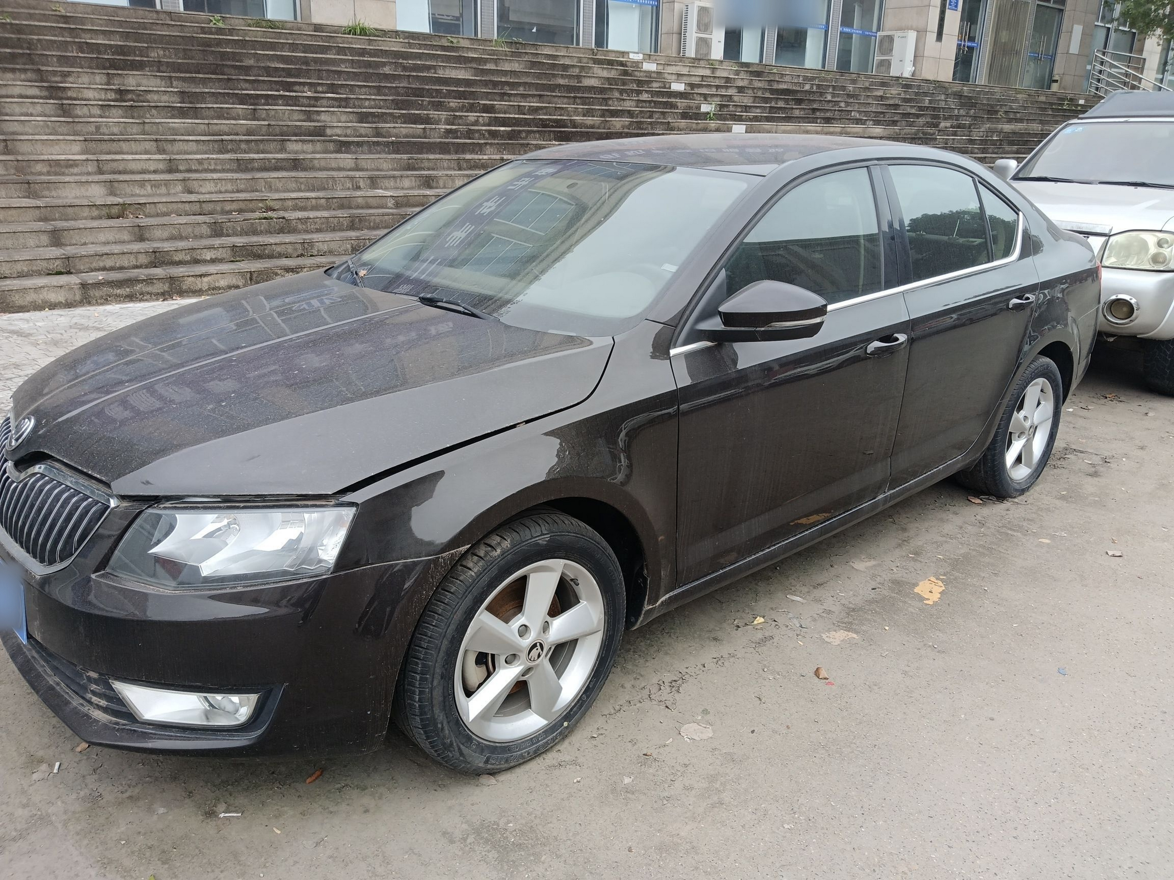 Под передней частью автомобиля