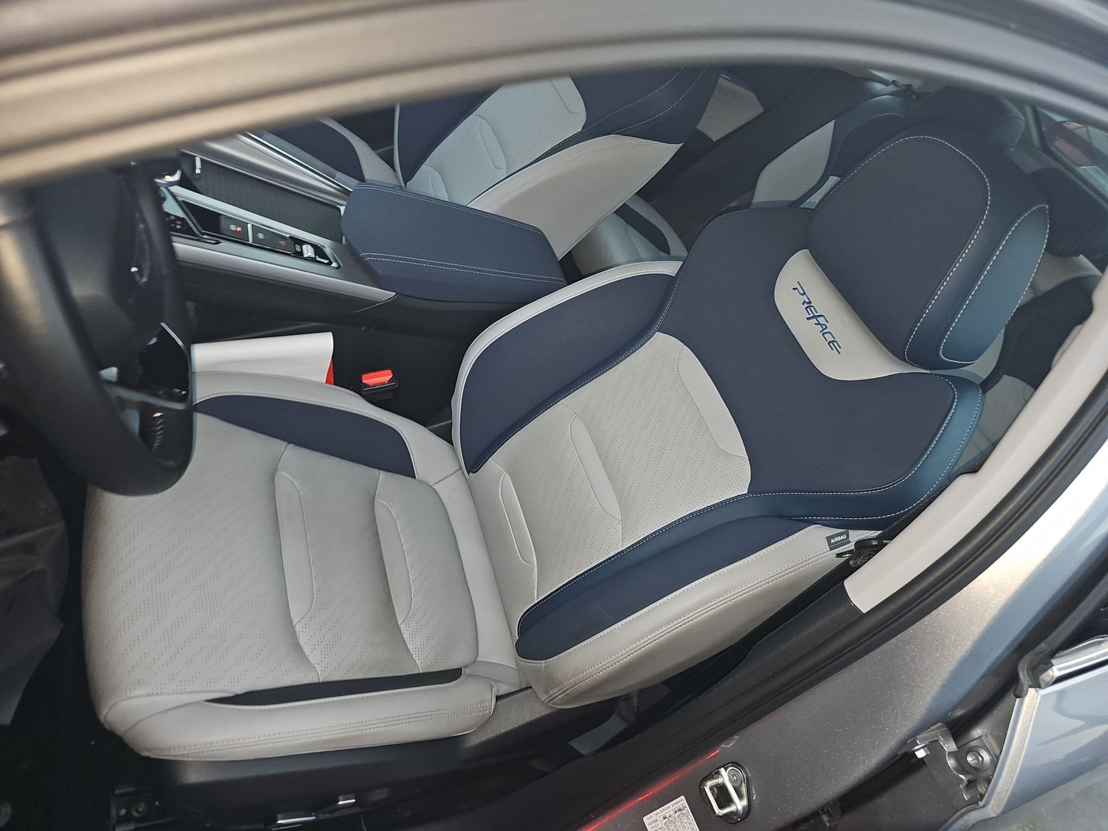 Переднее сиденье в автомобиле