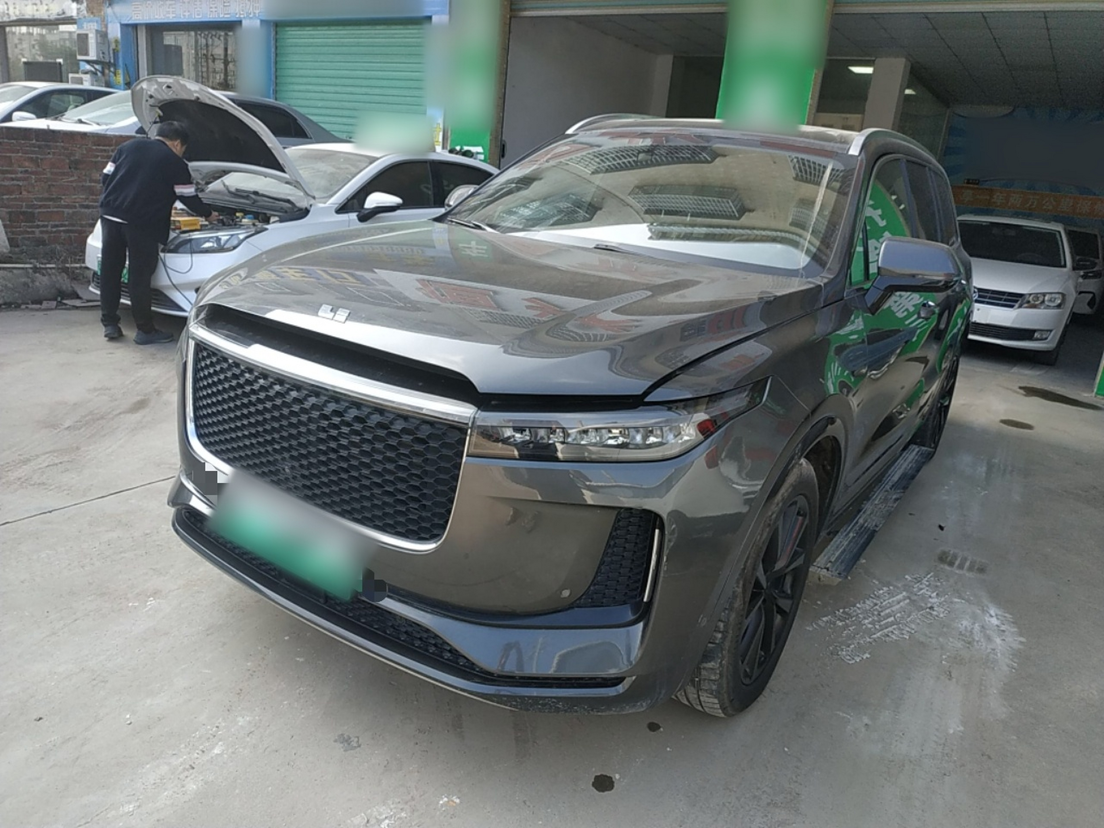 تحت مقدمة السيارة