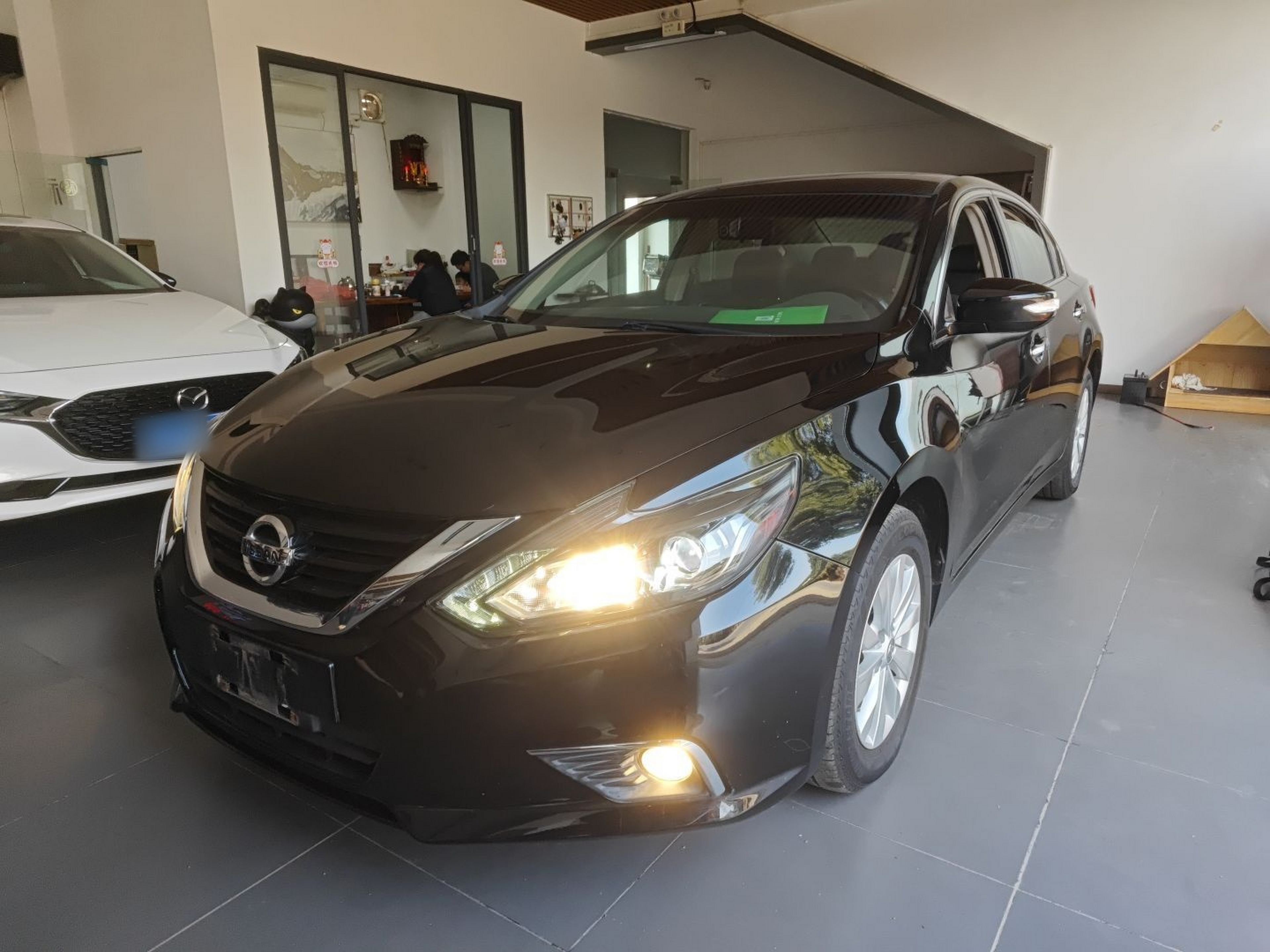 تحت مقدمة السيارة