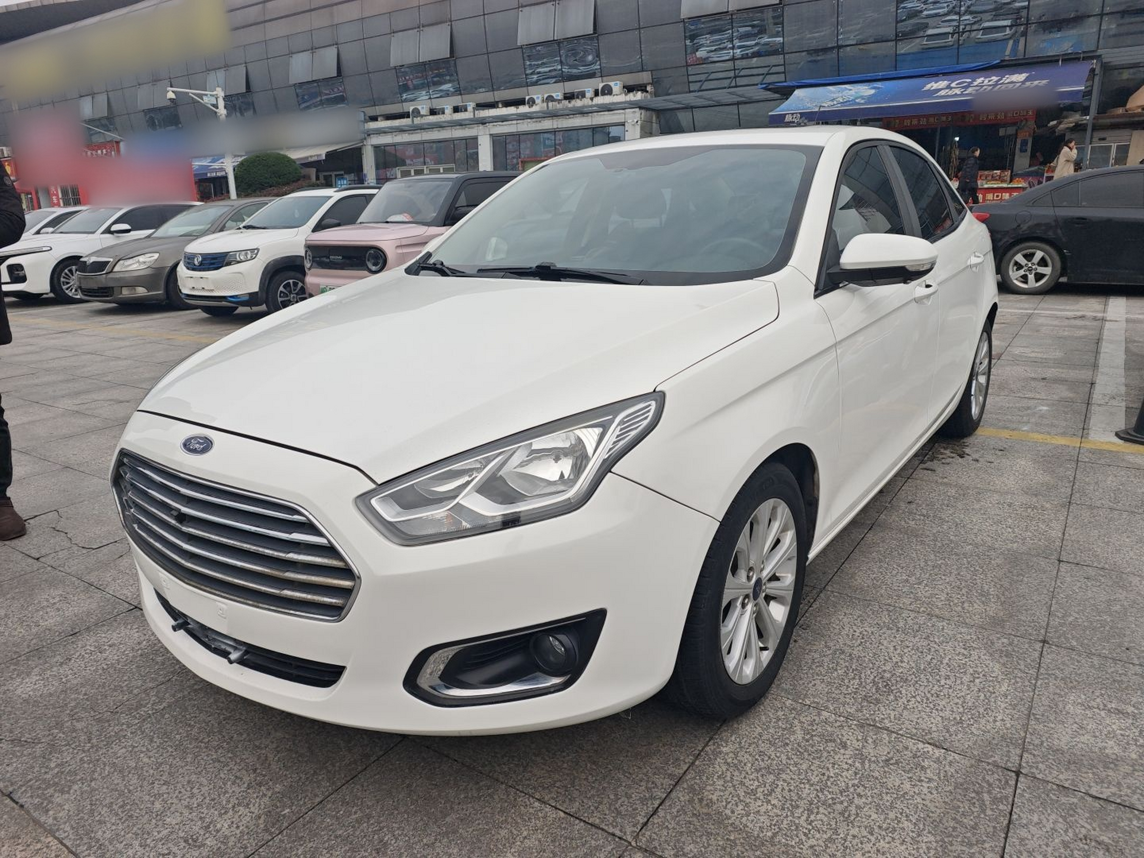 تحت مقدمة السيارة