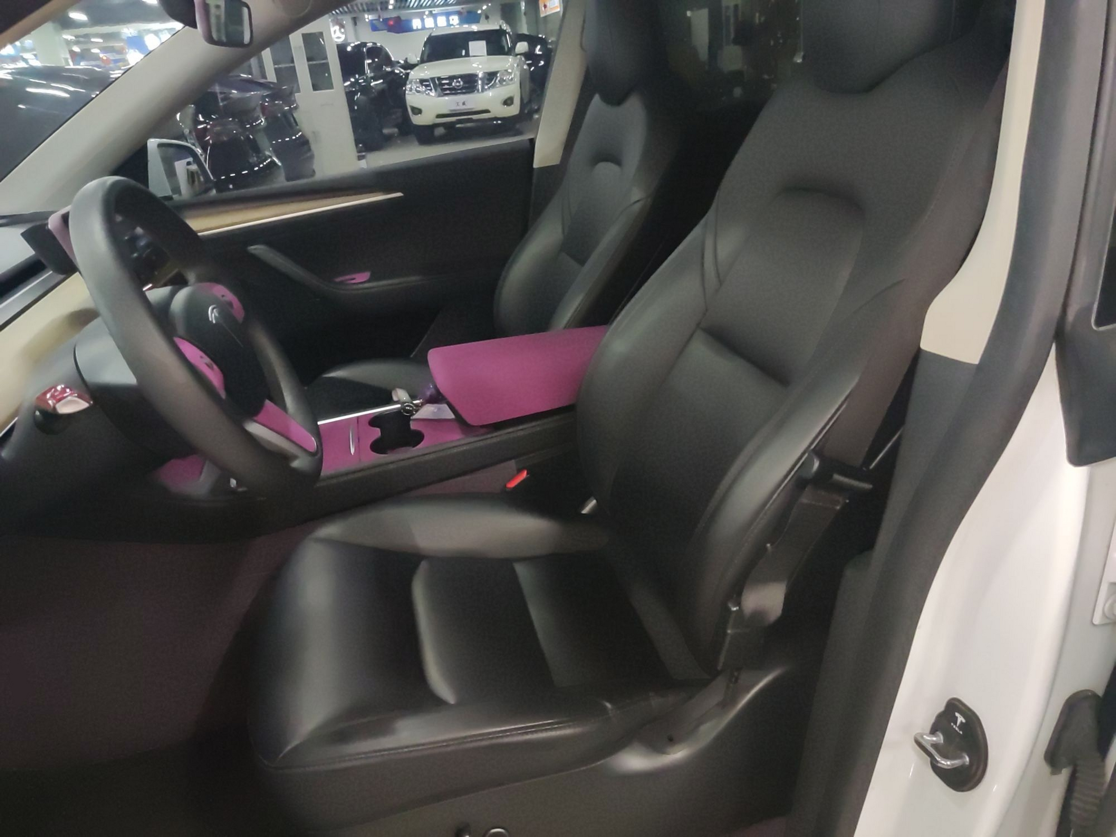 المقاعد الأمامية داخل السيارة