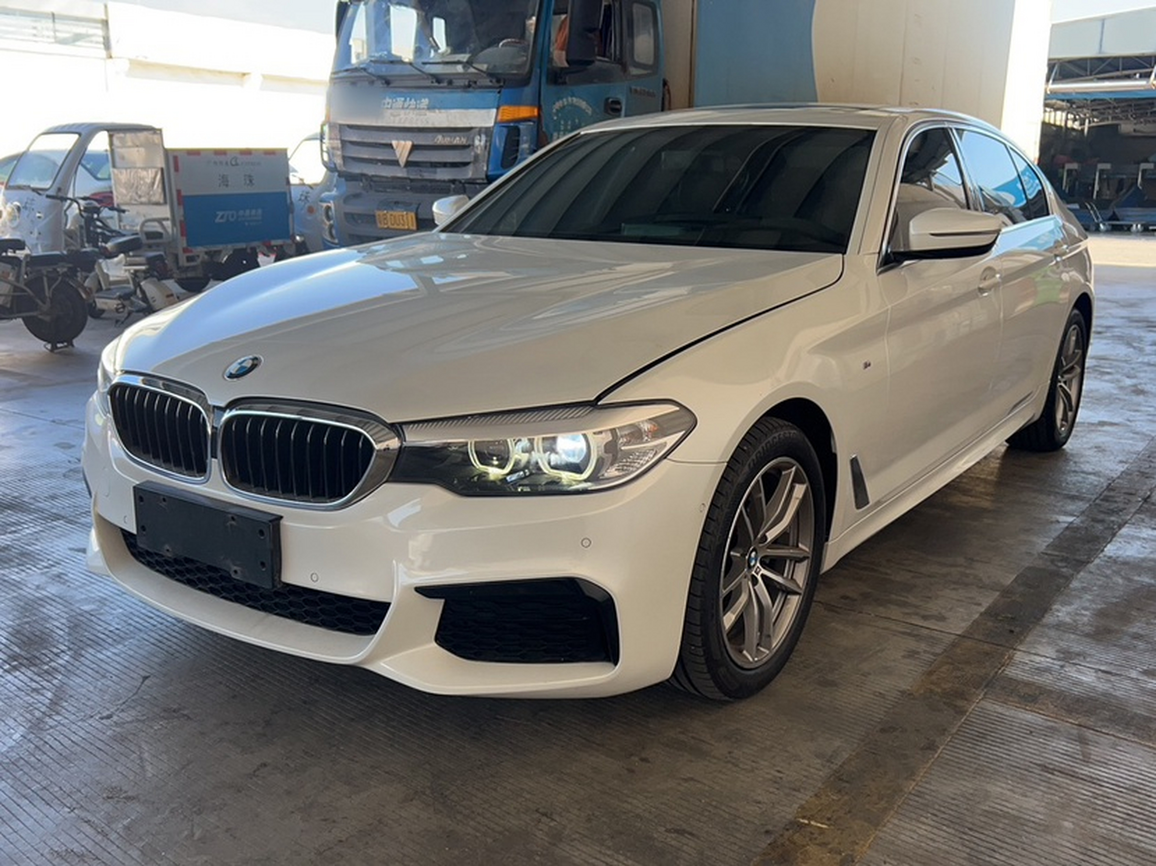 Под передней частью автомобиля