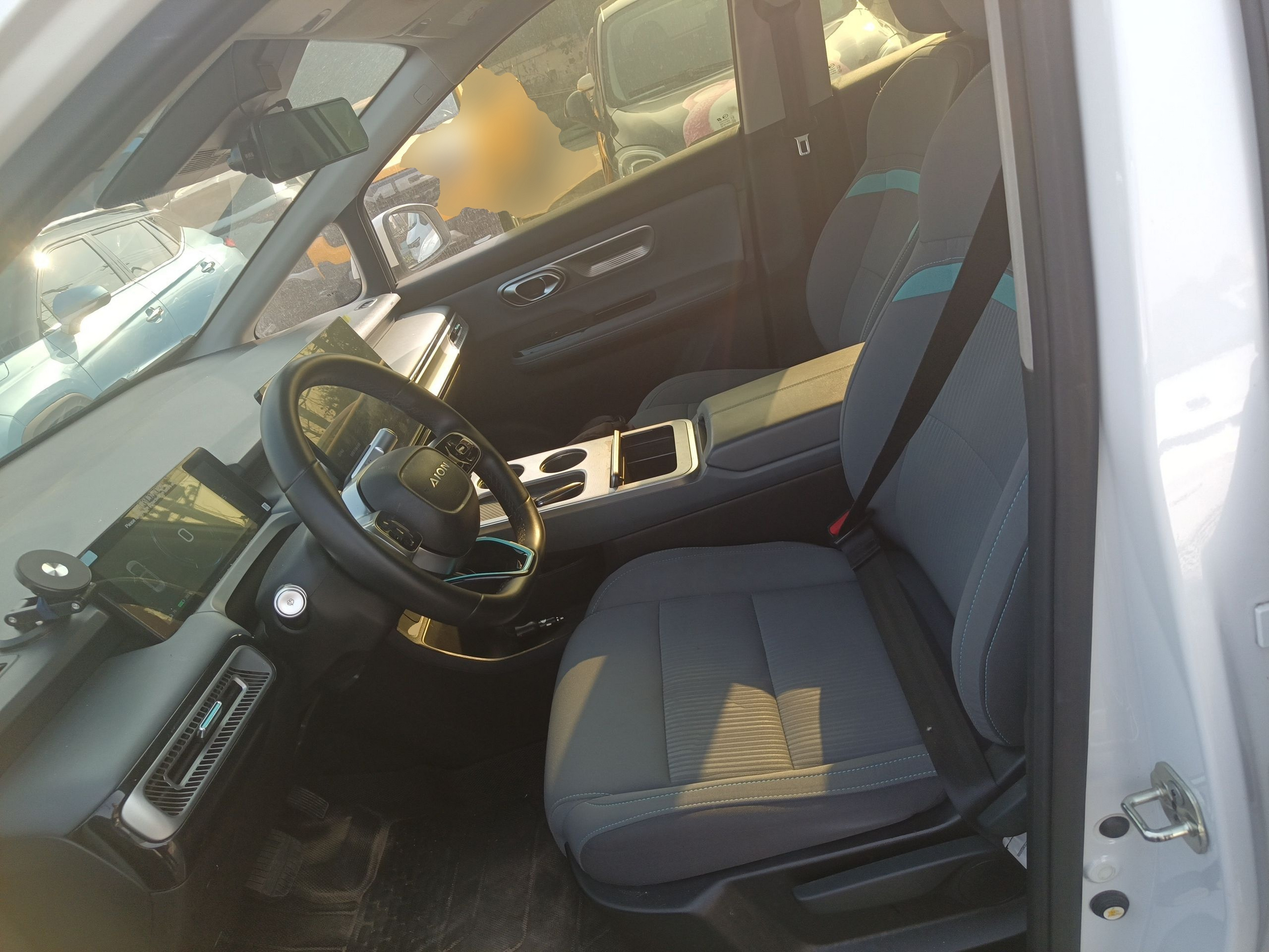 المقاعد الأمامية داخل السيارة