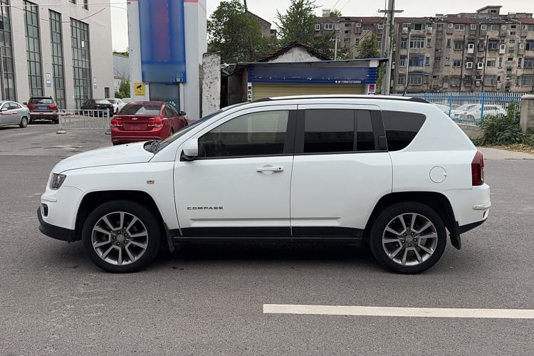Used  Compass 2014 Revised Version 2.0L Two-Wheel Drive Elite Edition
