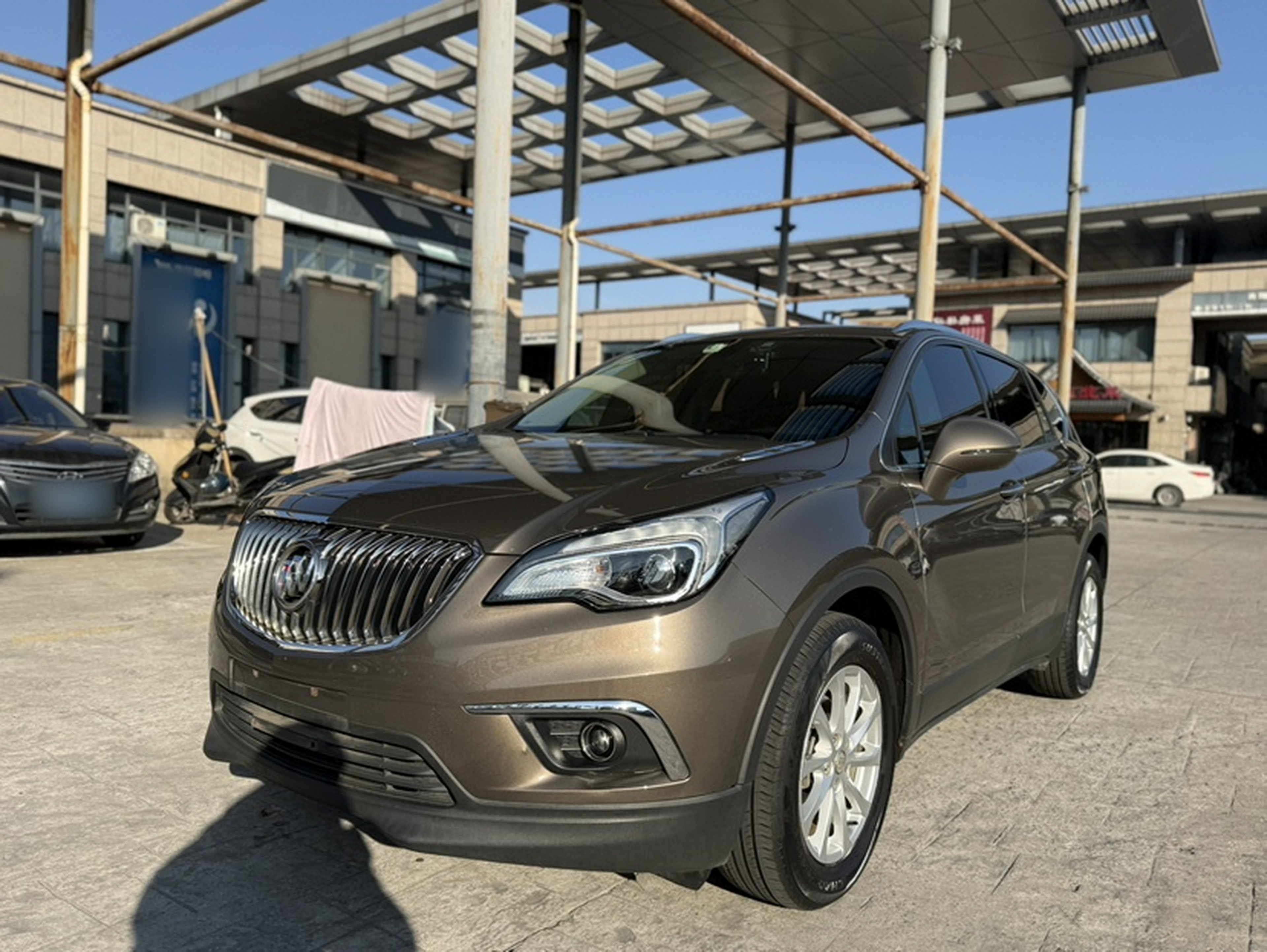 Под передней частью автомобиля