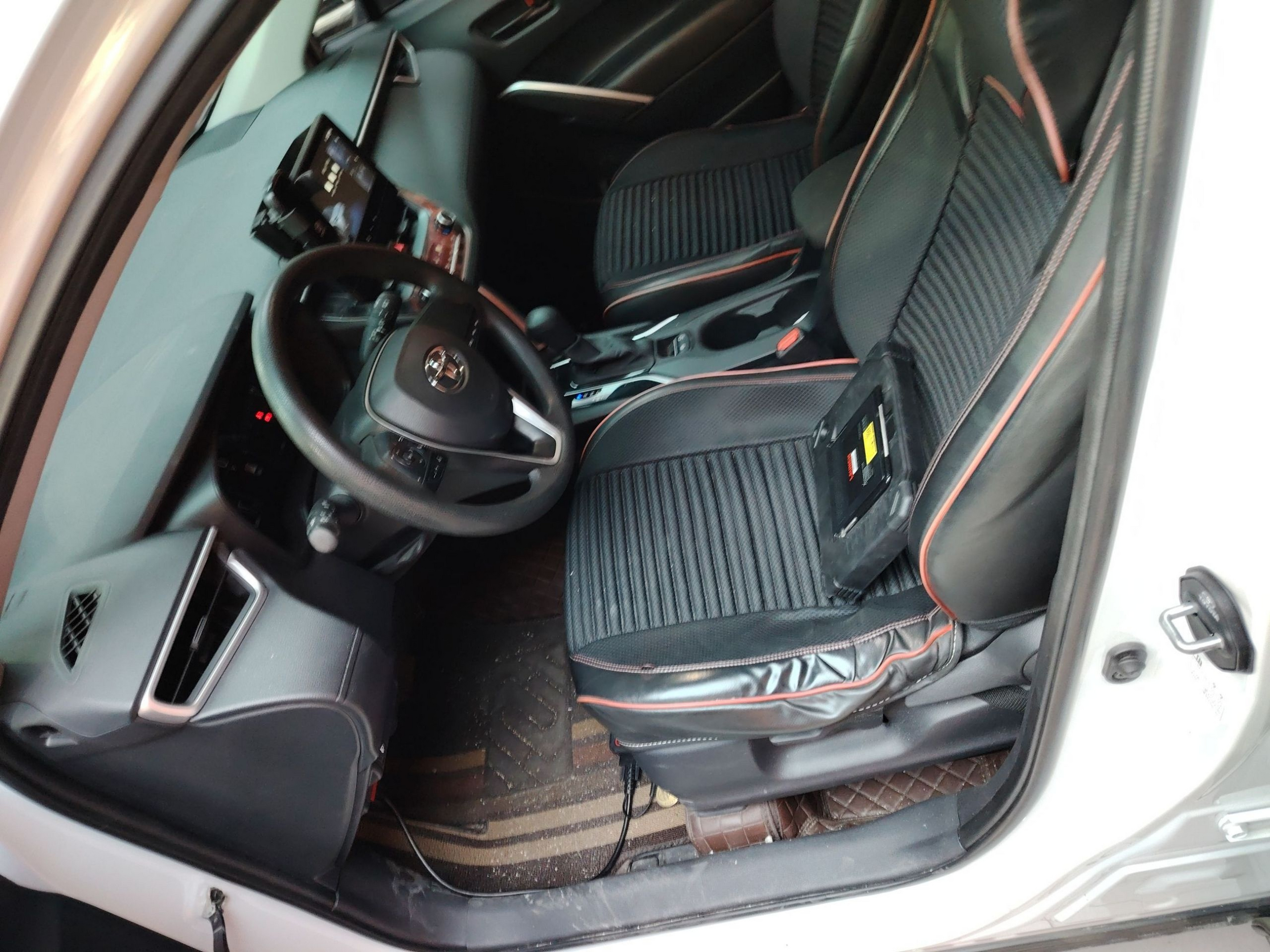 المقاعد الأمامية داخل السيارة