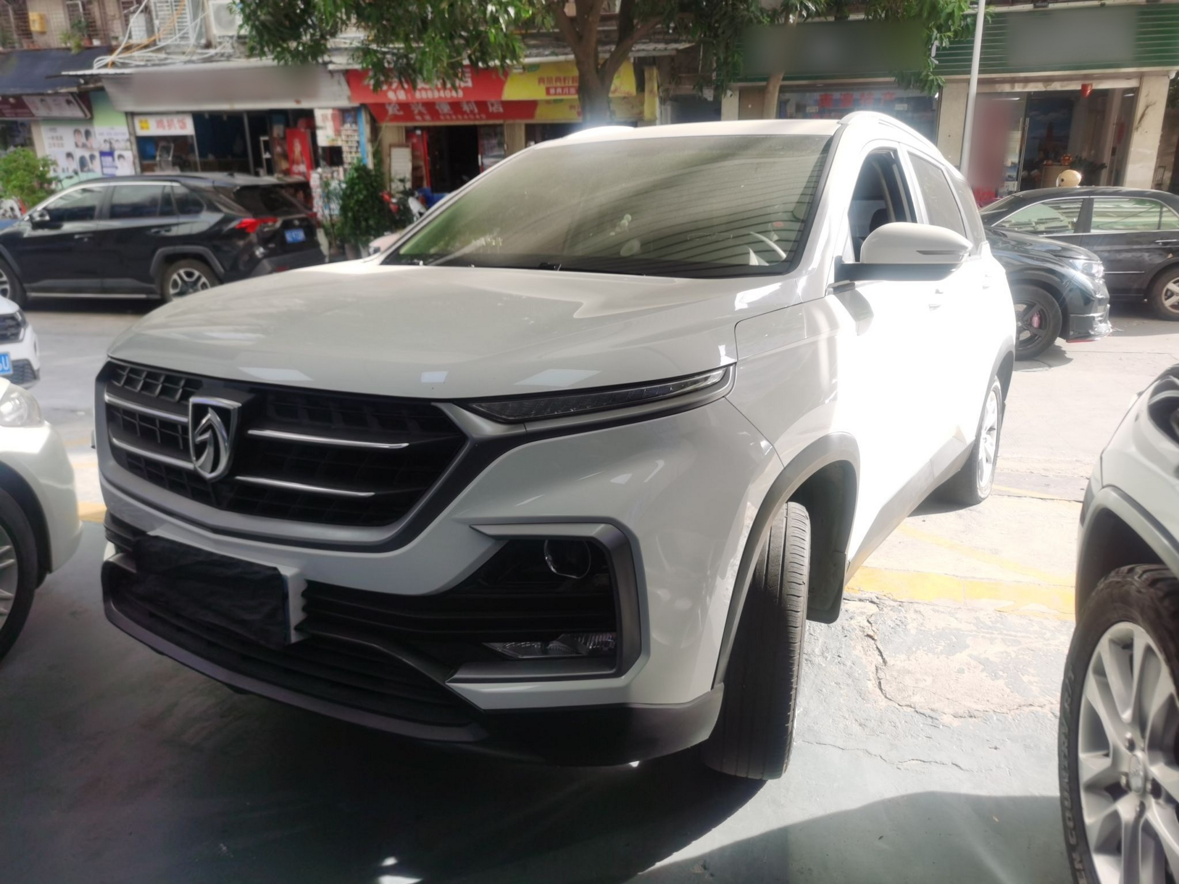 تحت مقدمة السيارة