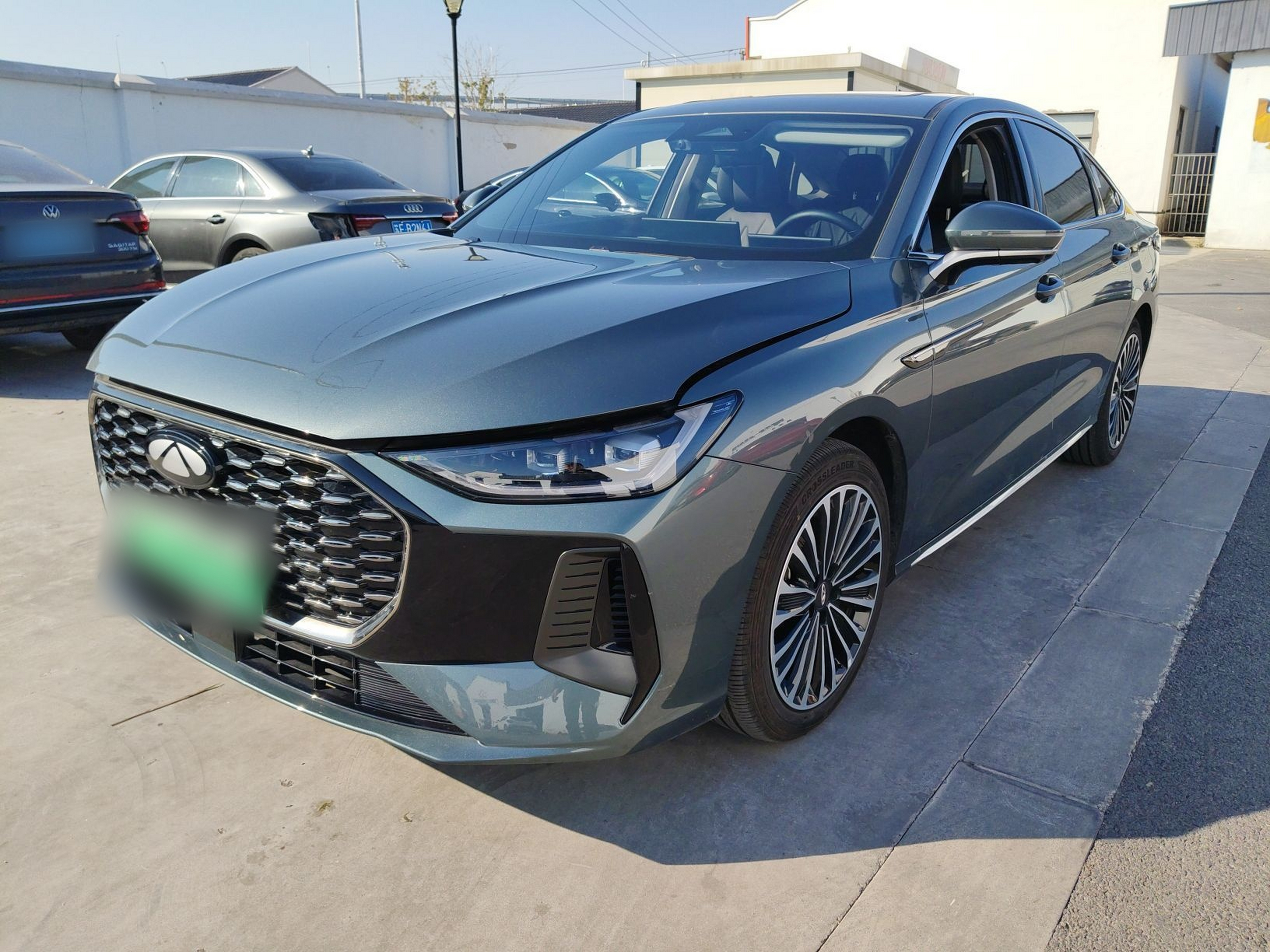 Под передней частью автомобиля