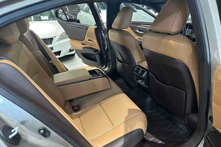 Used Lexus ES 2020 300h Premier Edition
