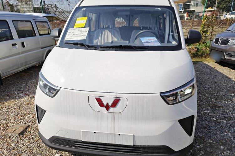 Used Wuling Yangguang 2024 300KM Comfort Version Passenger Van 75kW
