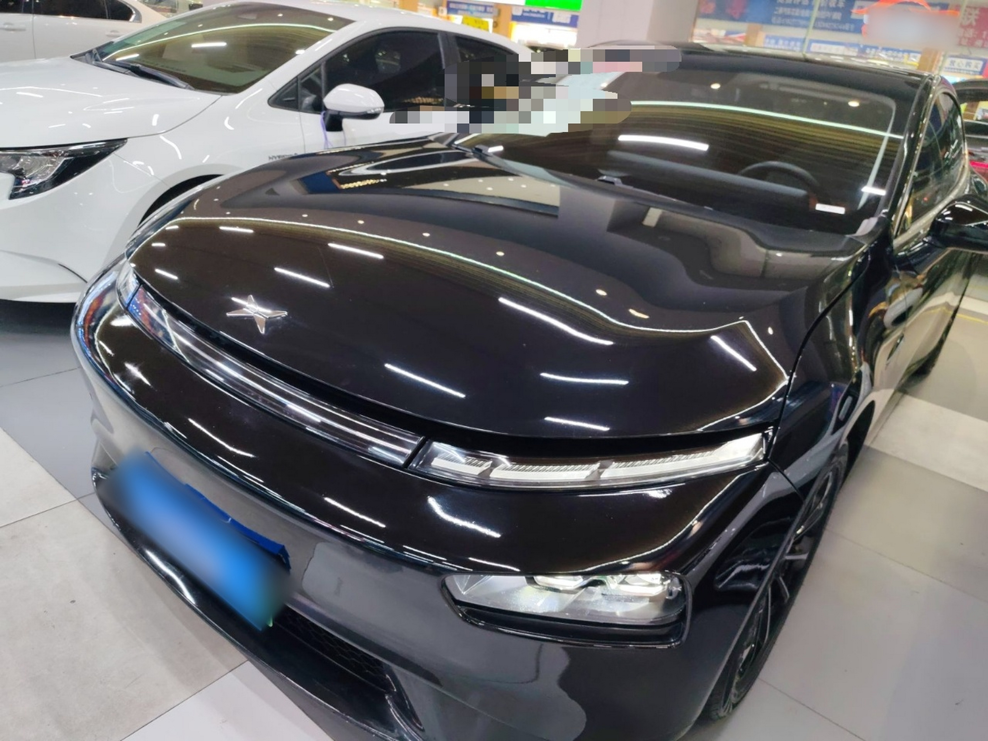 تحت مقدمة السيارة