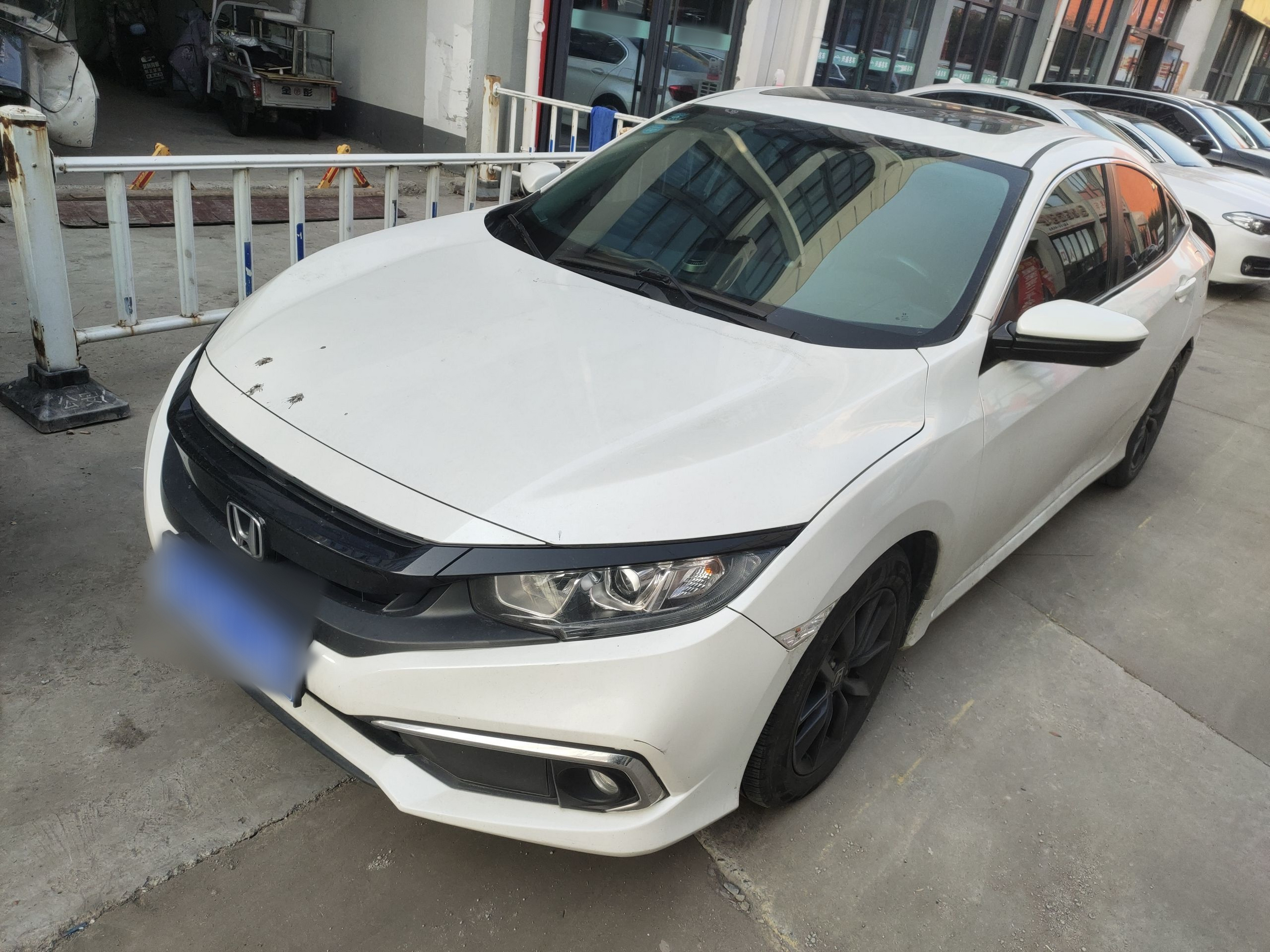 تحت مقدمة السيارة