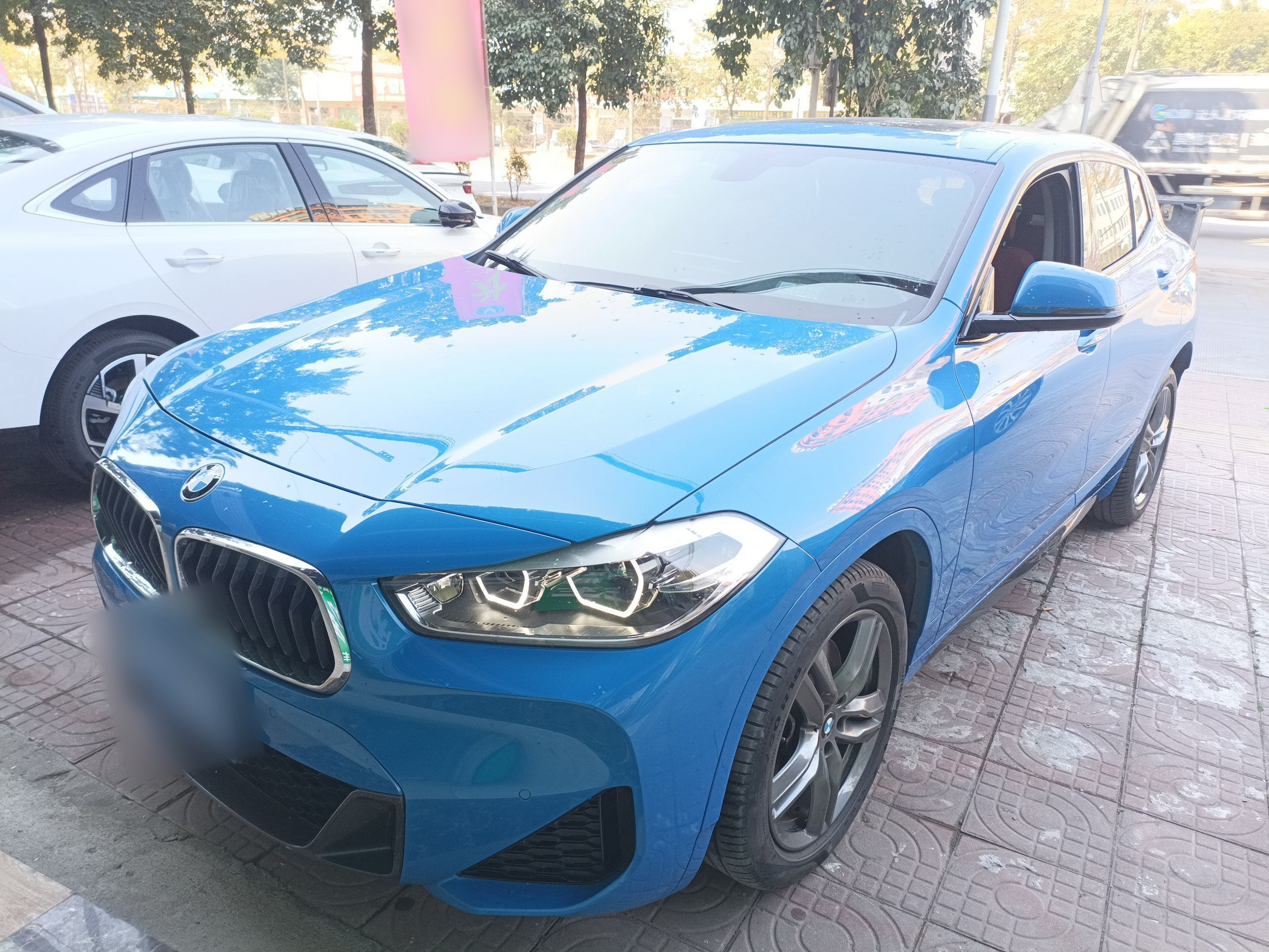 Под передней частью автомобиля