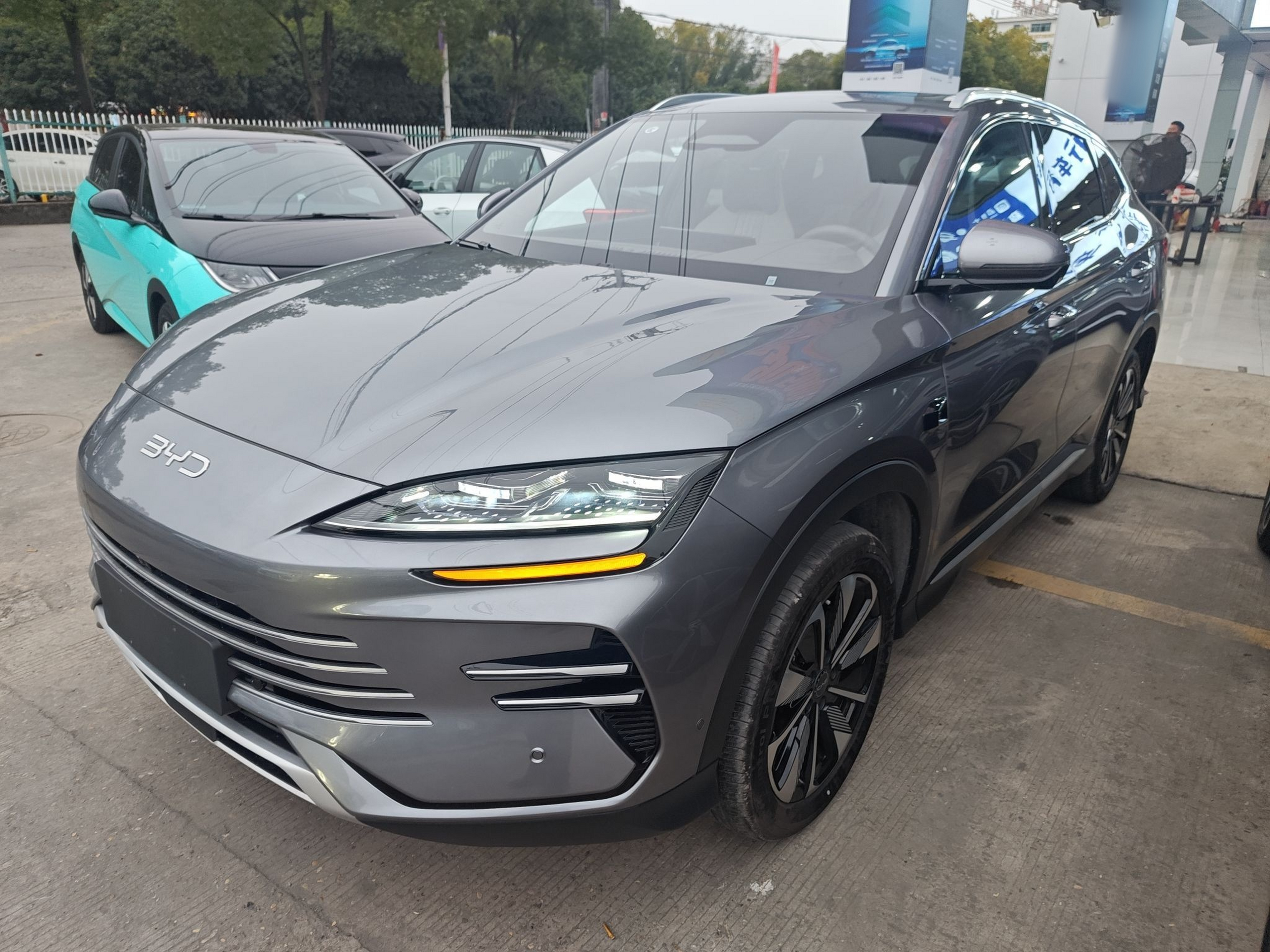 تحت مقدمة السيارة