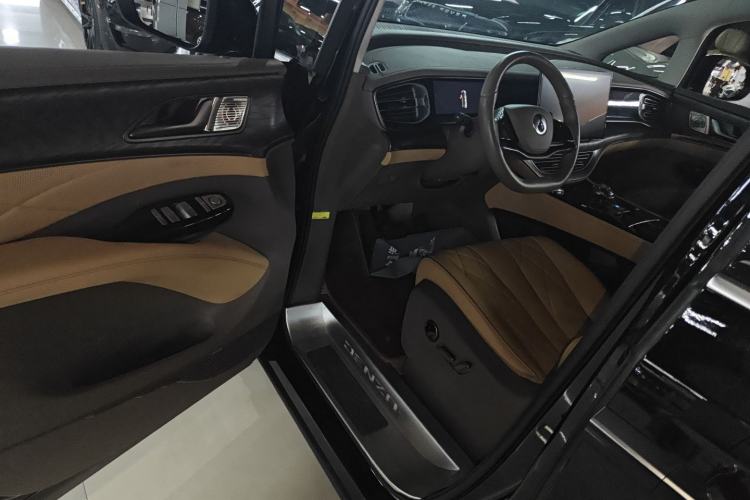 Used Denza D9 2022 DM-i 1040 Prestige Model
