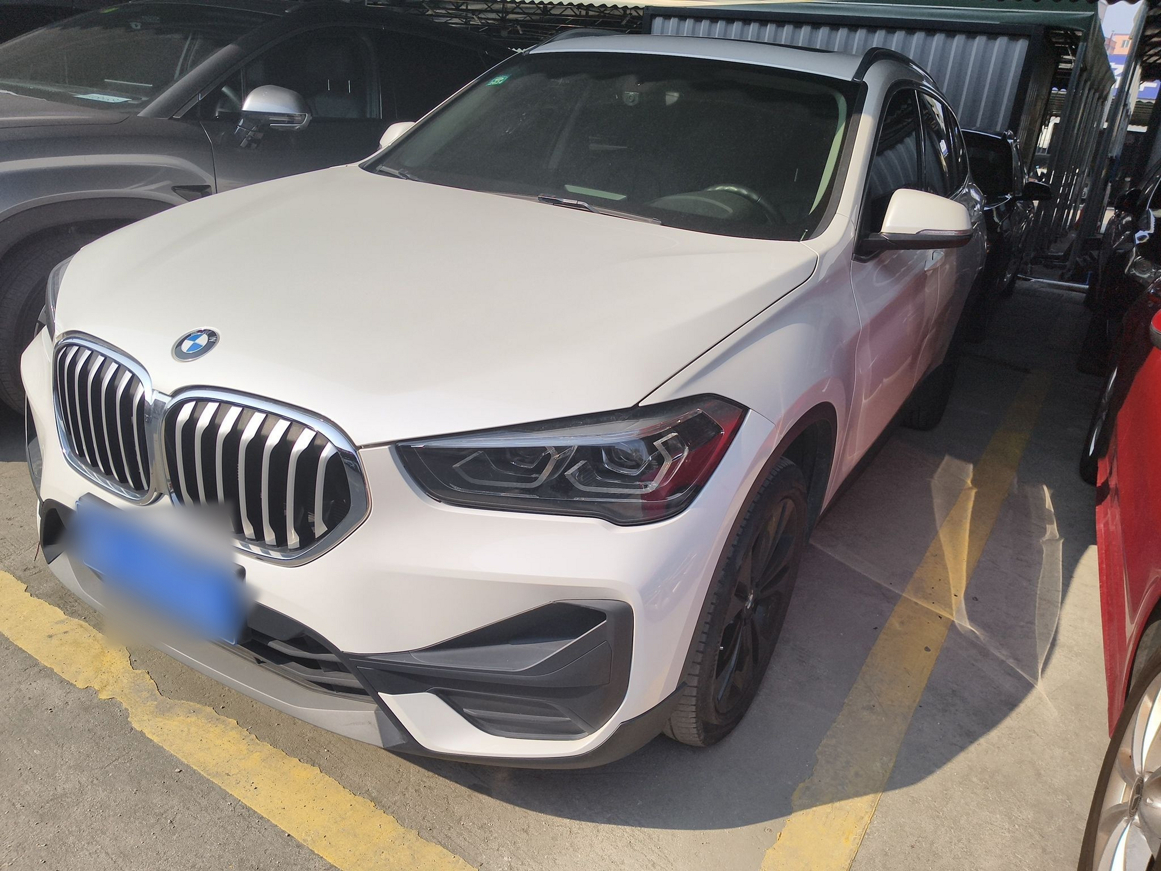 تحت مقدمة السيارة