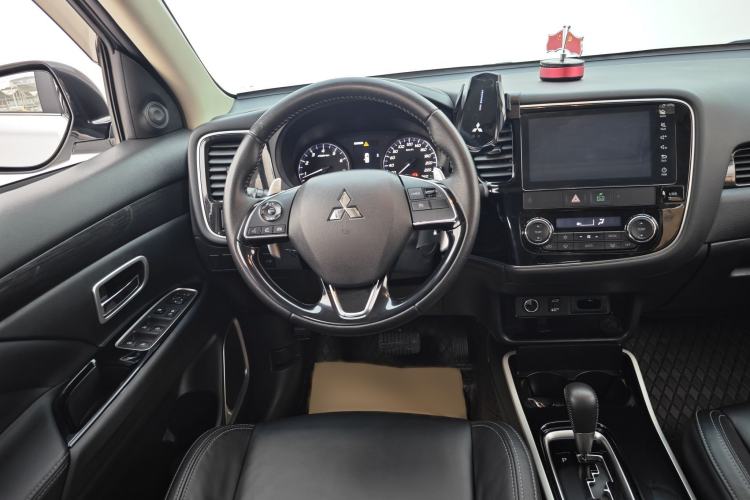 Used Mitsubishi Outlander 2019 2.4L 4x4 Zhi Xiang Edition 5 Seats China VI Standard