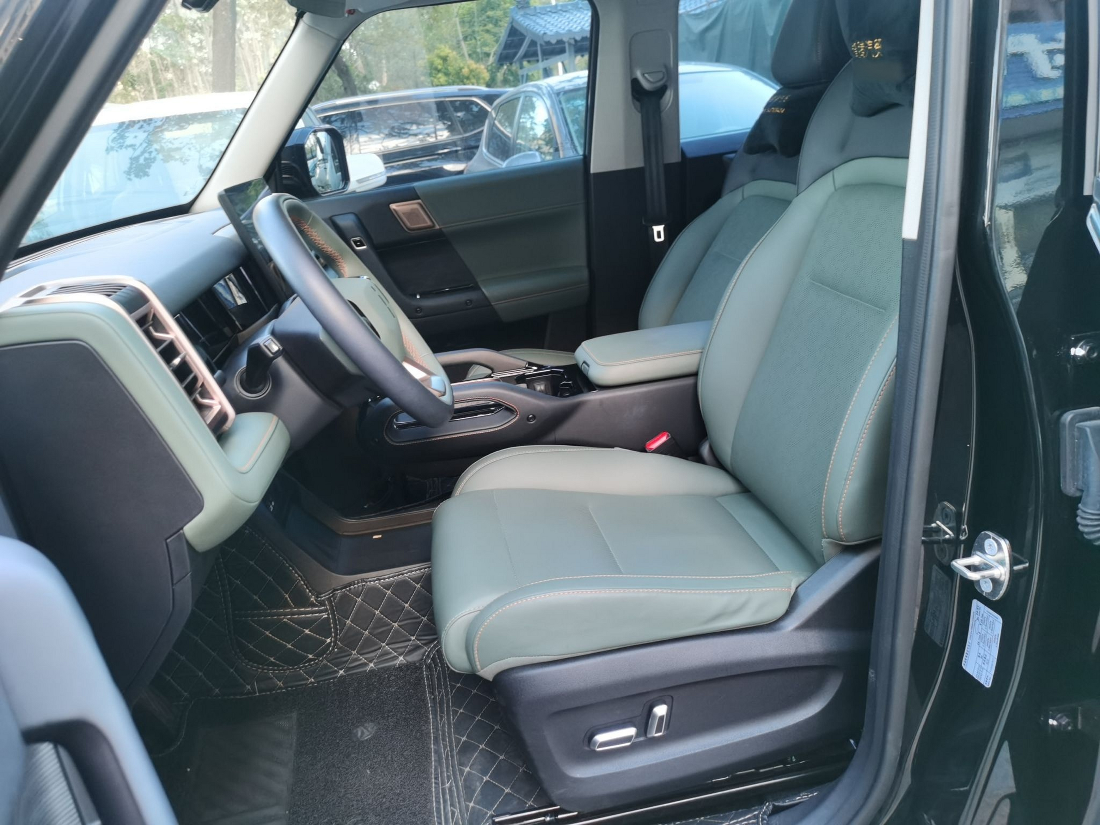 المقاعد الأمامية داخل السيارة