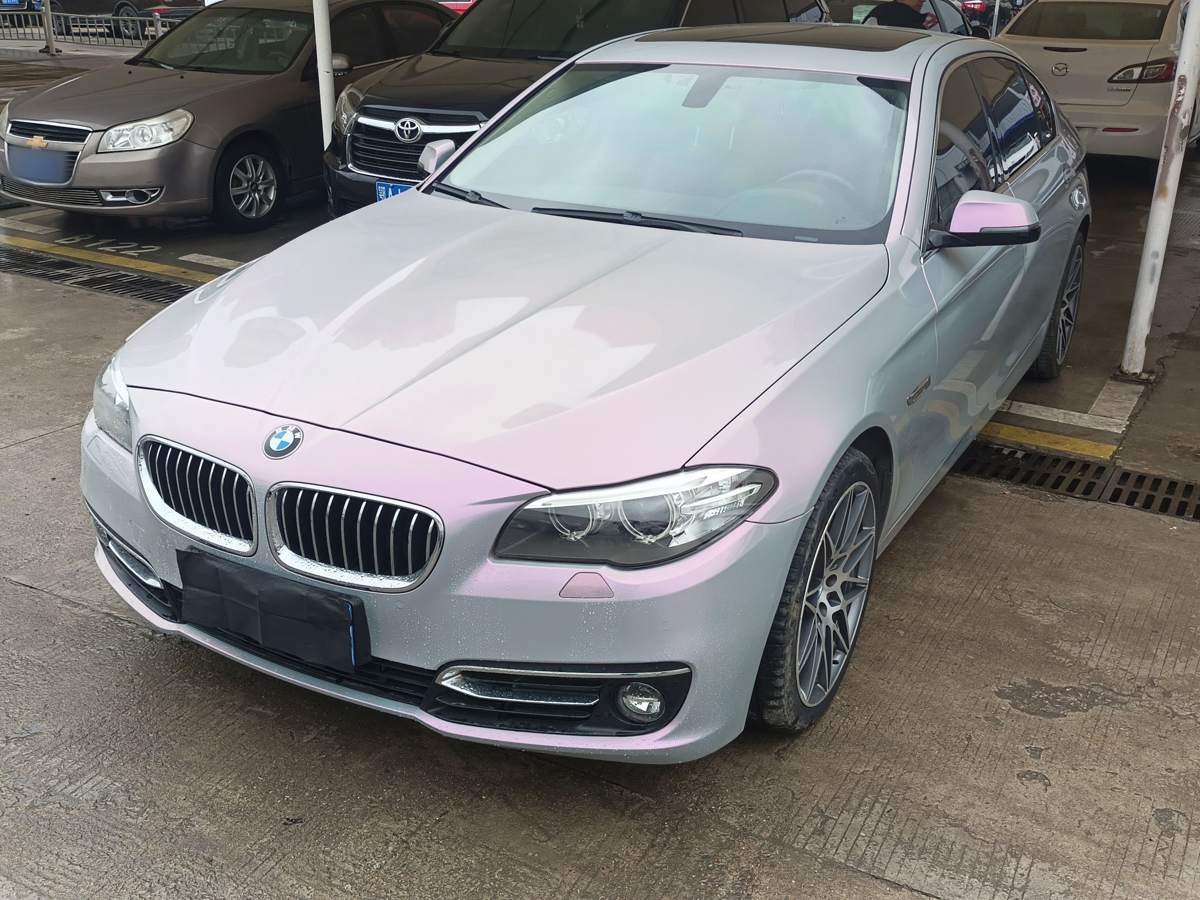 تحت مقدمة السيارة