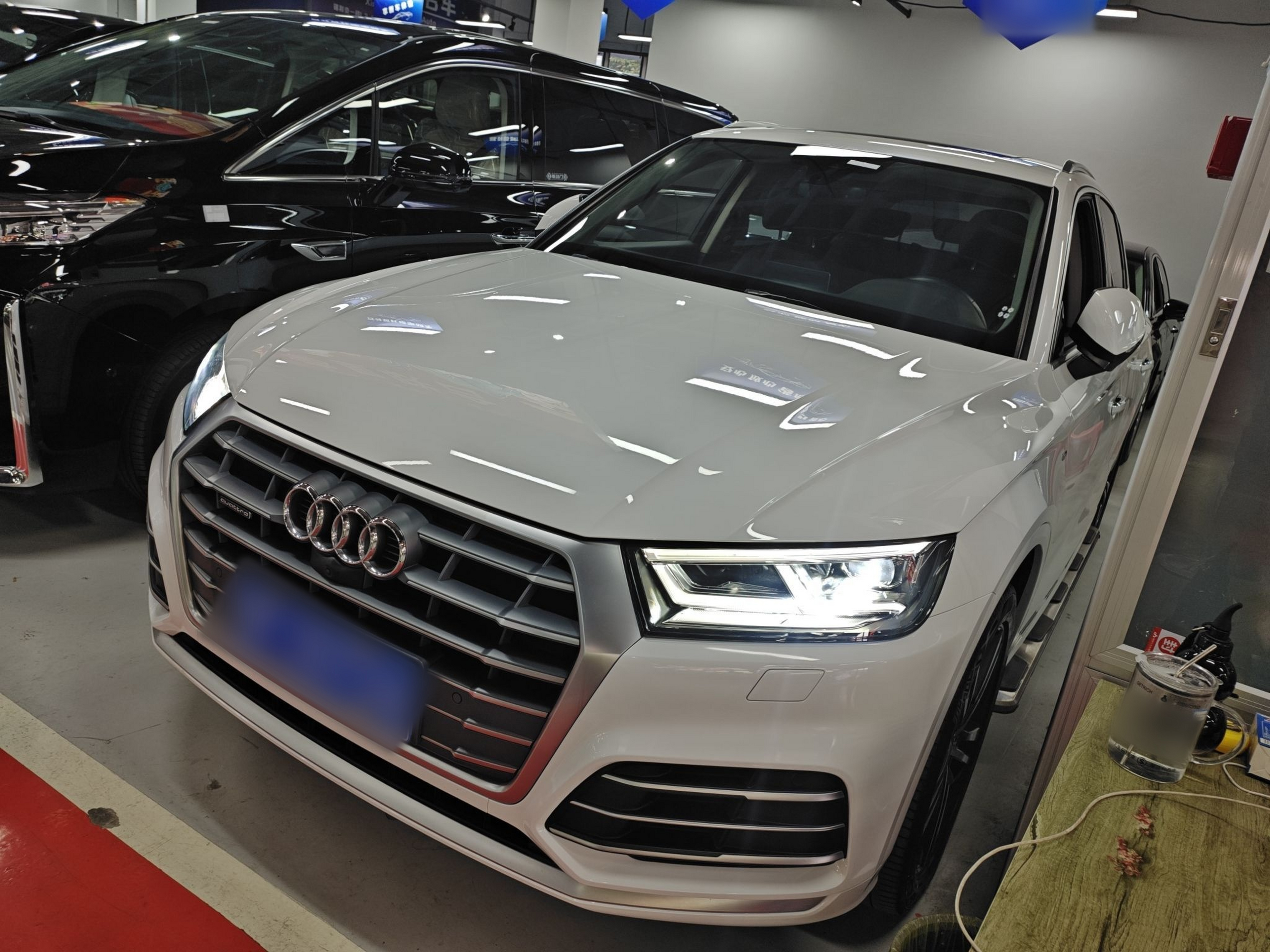 تحت مقدمة السيارة