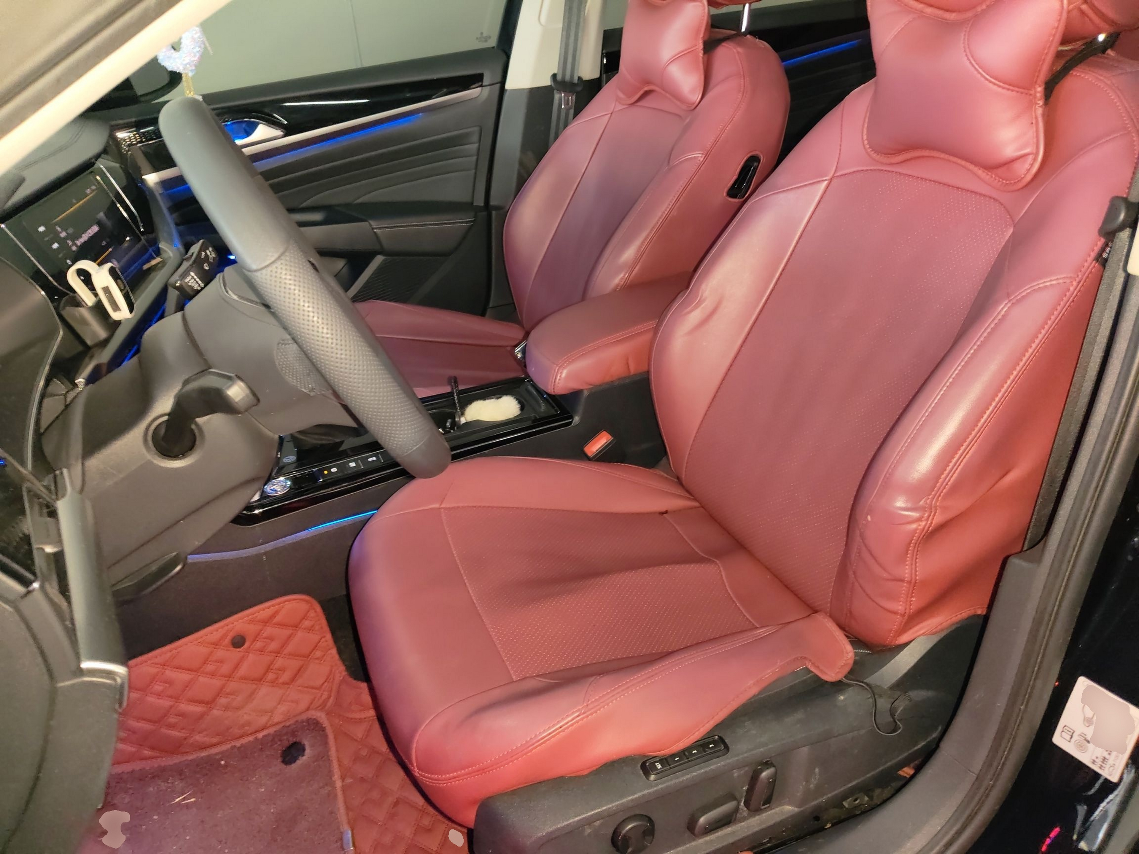 المقاعد الأمامية داخل السيارة