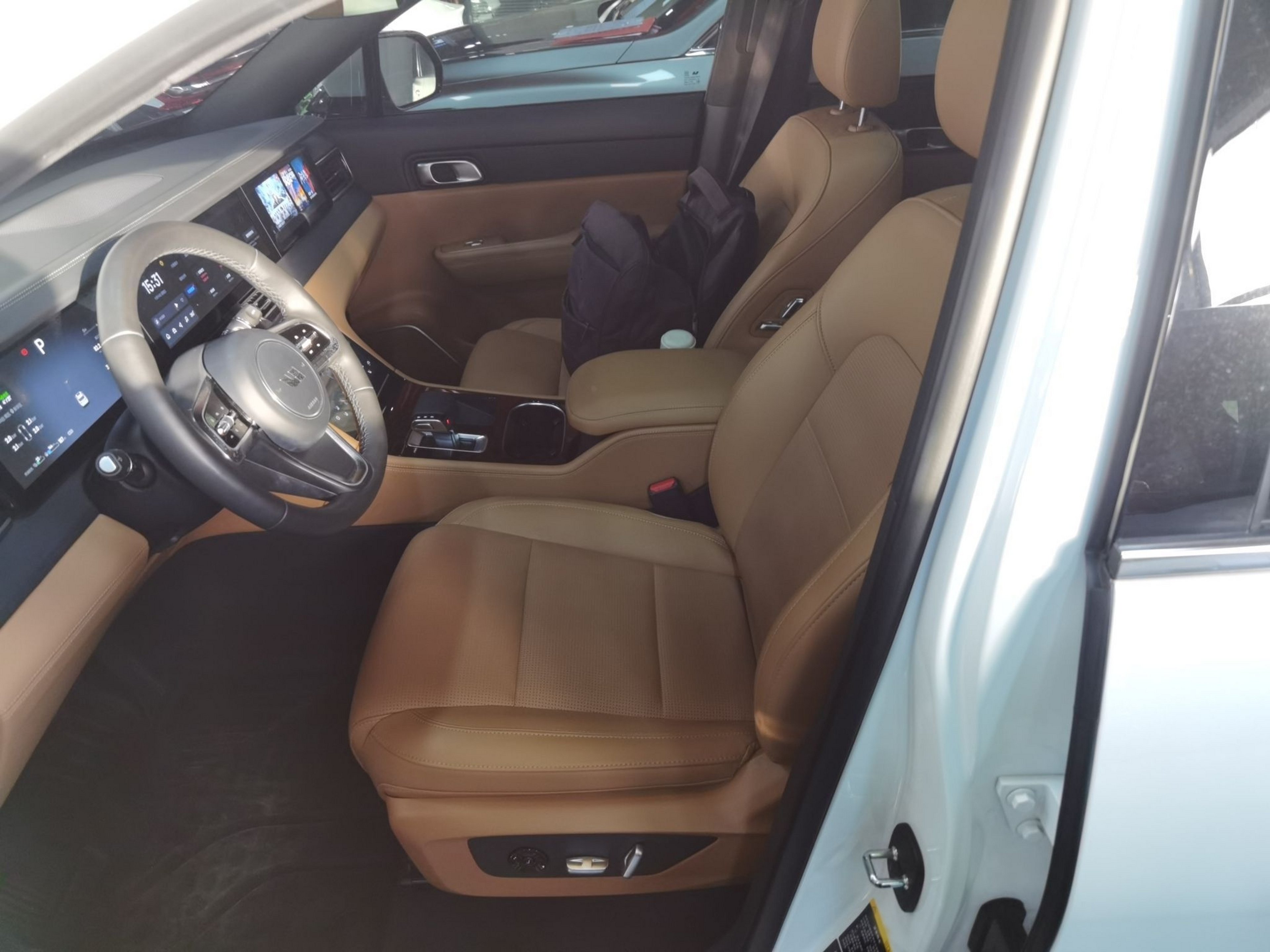 Переднее сиденье в автомобиле