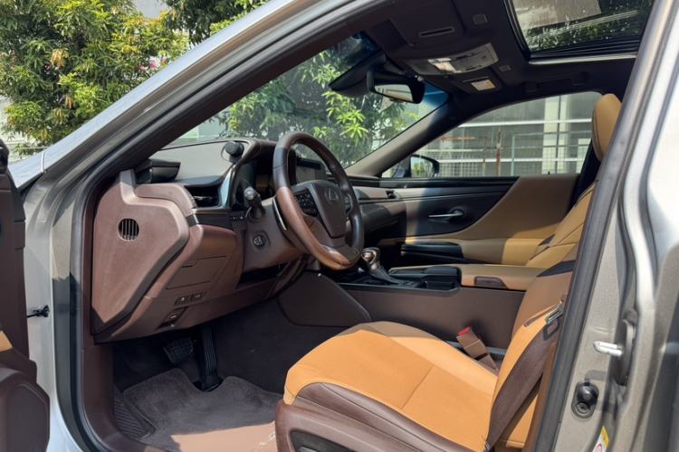 Used Lexus ES 2018 300h Premier Edition China VI Standard