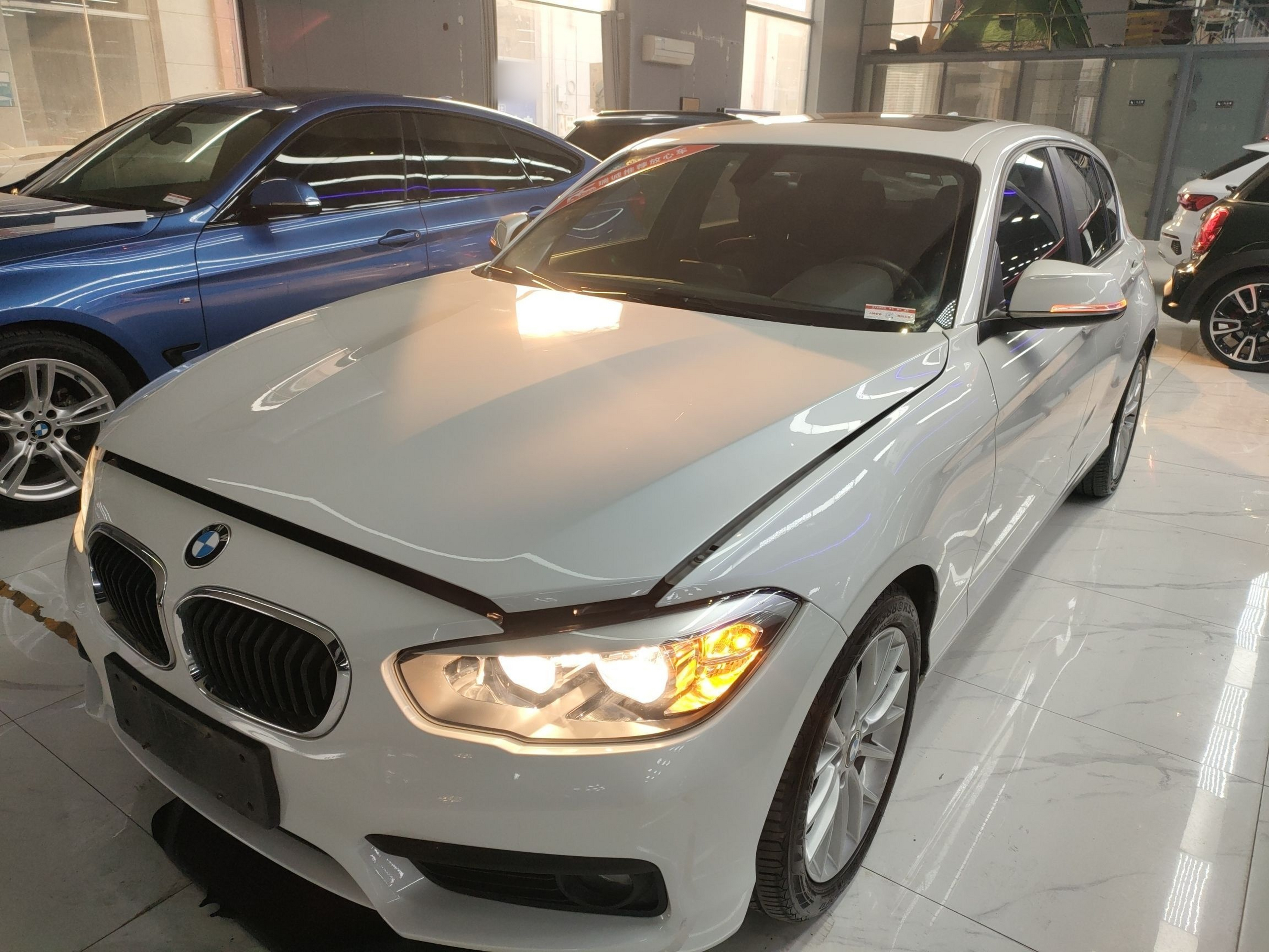 تحت مقدمة السيارة