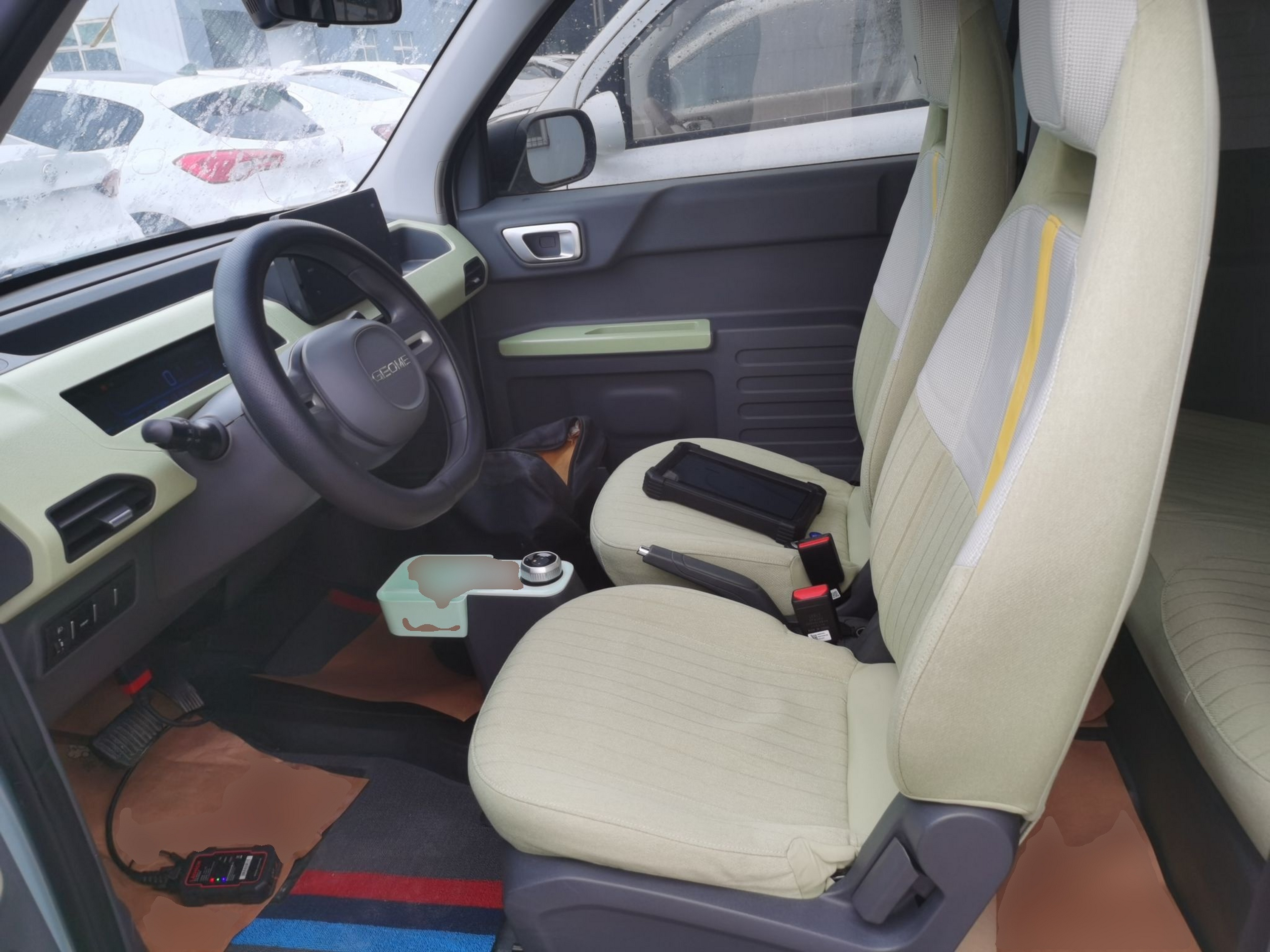 المقاعد الأمامية داخل السيارة