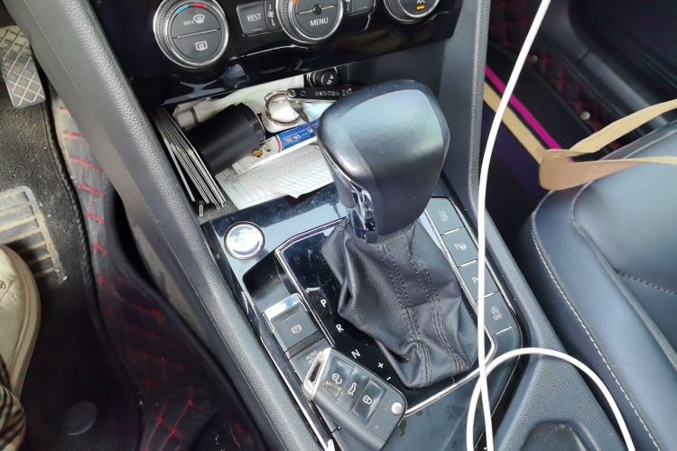 Used Volkswagen Tiguan L 2019 Revised 330TSI Automatic Two-Wheel Drive Smart & Luxury Edition China VI Standard
