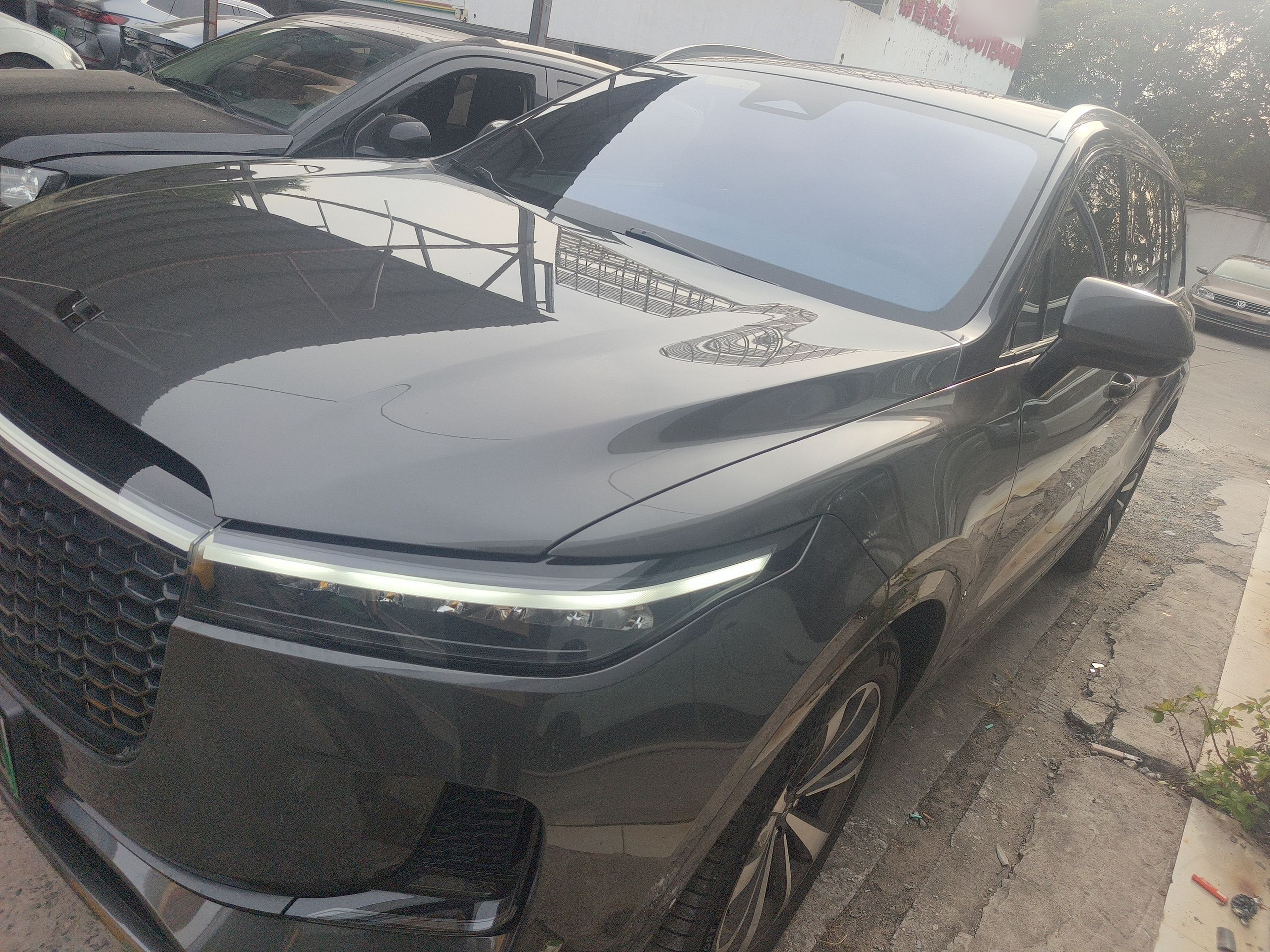 Под передней частью автомобиля